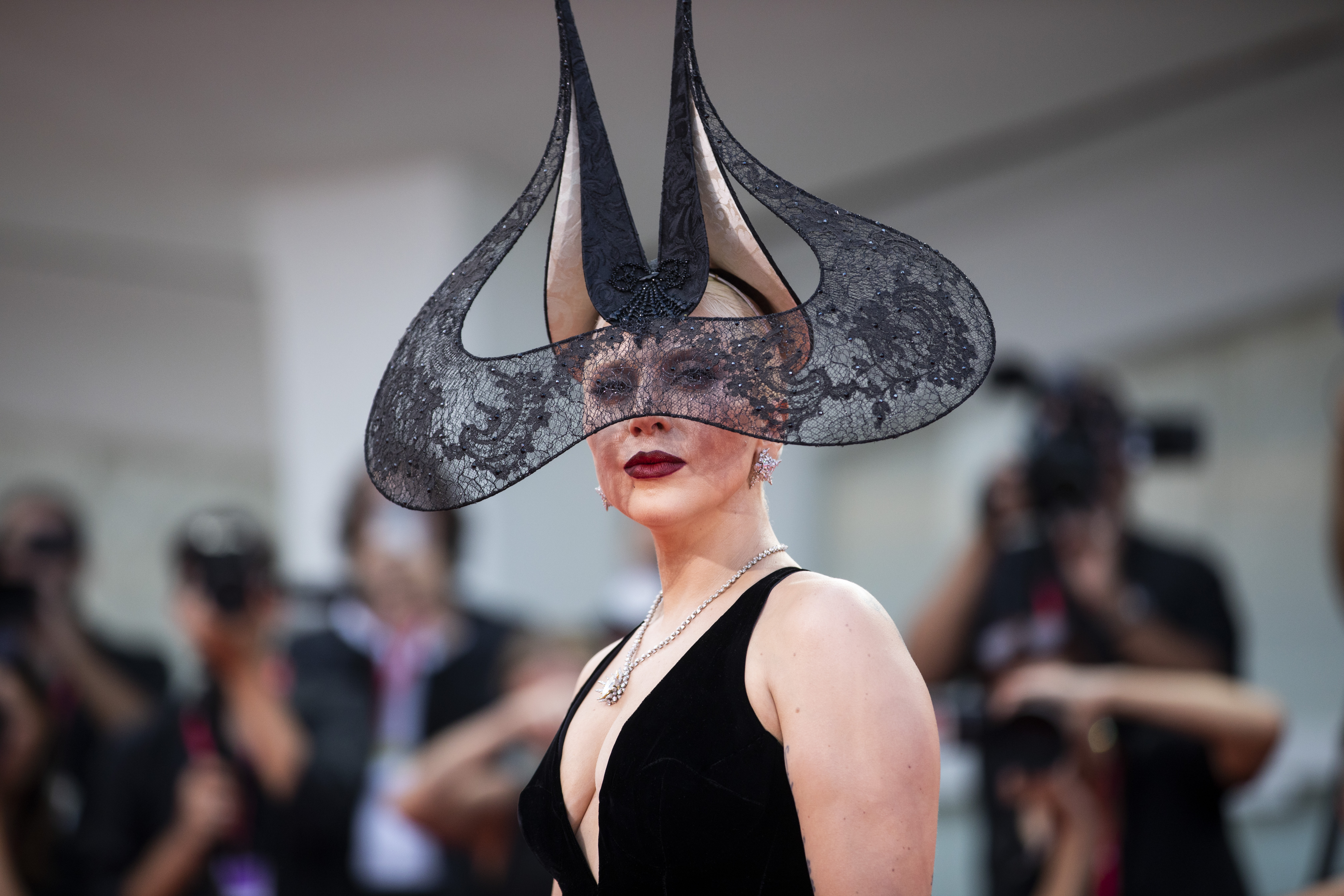 女神卡卡好久沒有以這種誇張的造型出現在紅毯了，真的是讓人好懷念啊。（華納兄弟提供）