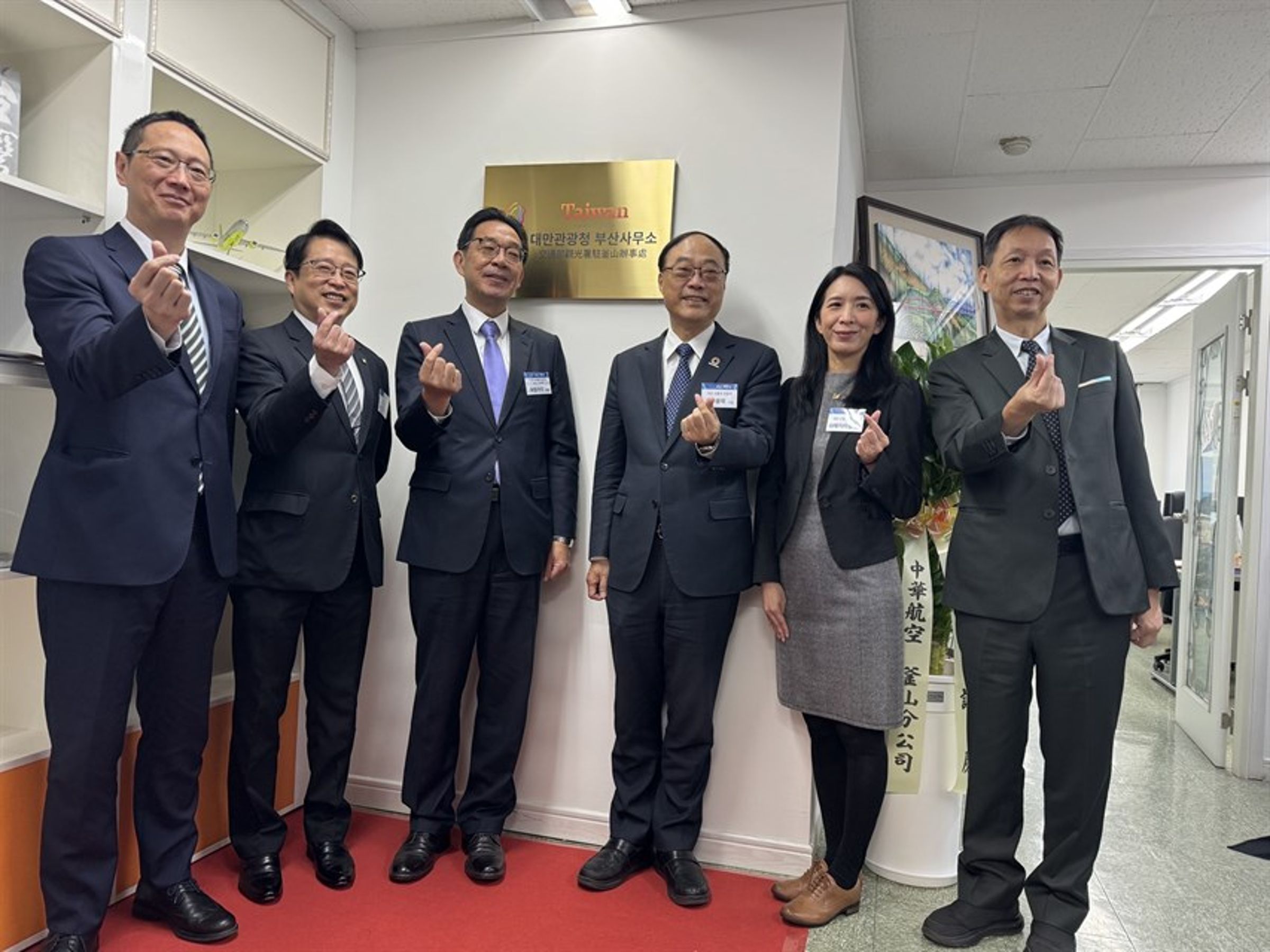 交通部觀光署周永暉署長親自主持釜山辦事處揭牌儀式。左起為葉文健副執行長、陳威凱總經理、郭承凱處長、周永暉署長、新任薛佳翎主任、林祥生董事長。(觀光署提供)