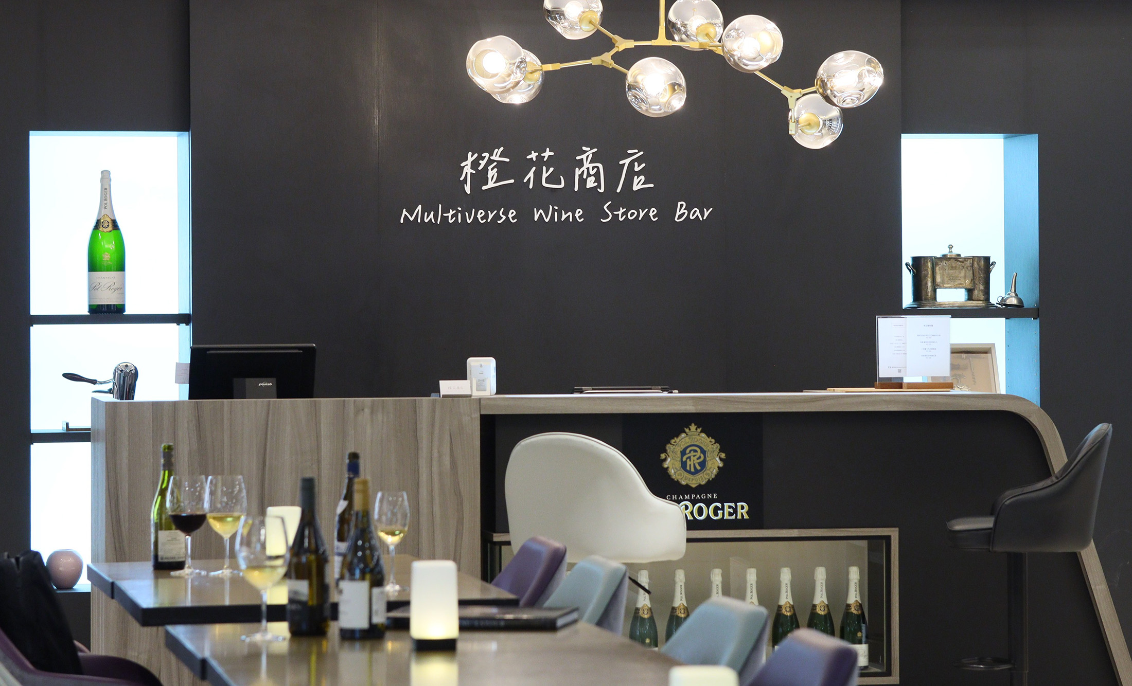 橙花商店座落於茹曦酒店一樓商店街，柔和燈光與木質調氛圍，勾勒出屬於城市的靜謐酒香時光。（橙花商店提供）