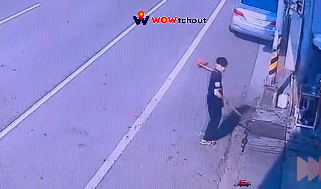 彰化一名男子昨日在路邊掃地，險些遭路肩超車的違規駕駛撞飛，原先握在手中的畚箕已遭撞成碎片噴飛道路。（翻攝YouTube「WoWtchout - 地圖型行車影像分享平台」）