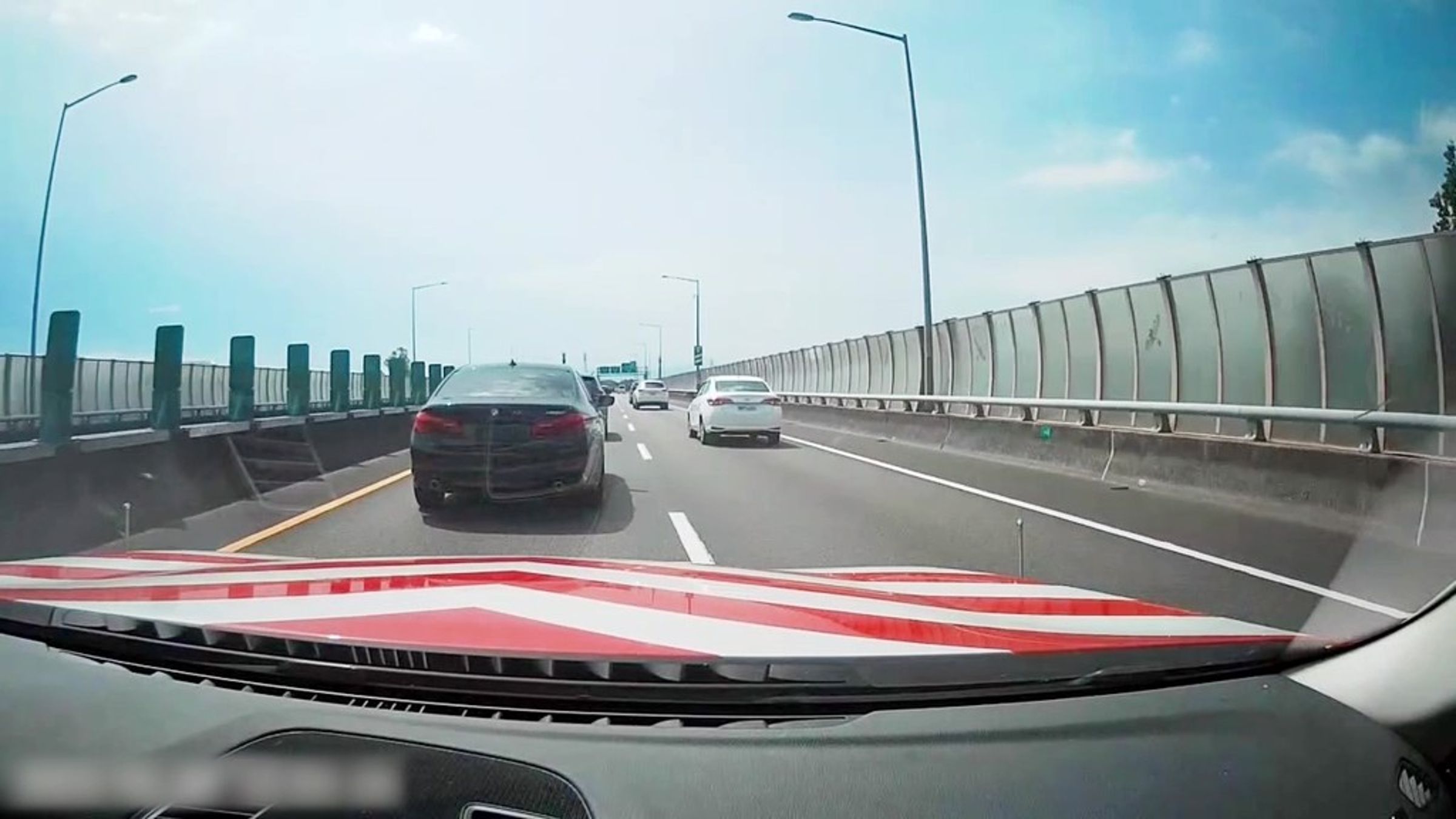 國道警方日前查獲1名車主以黑色窗簾遮蔽車牌,現場製單開罰。(翻攝照片)