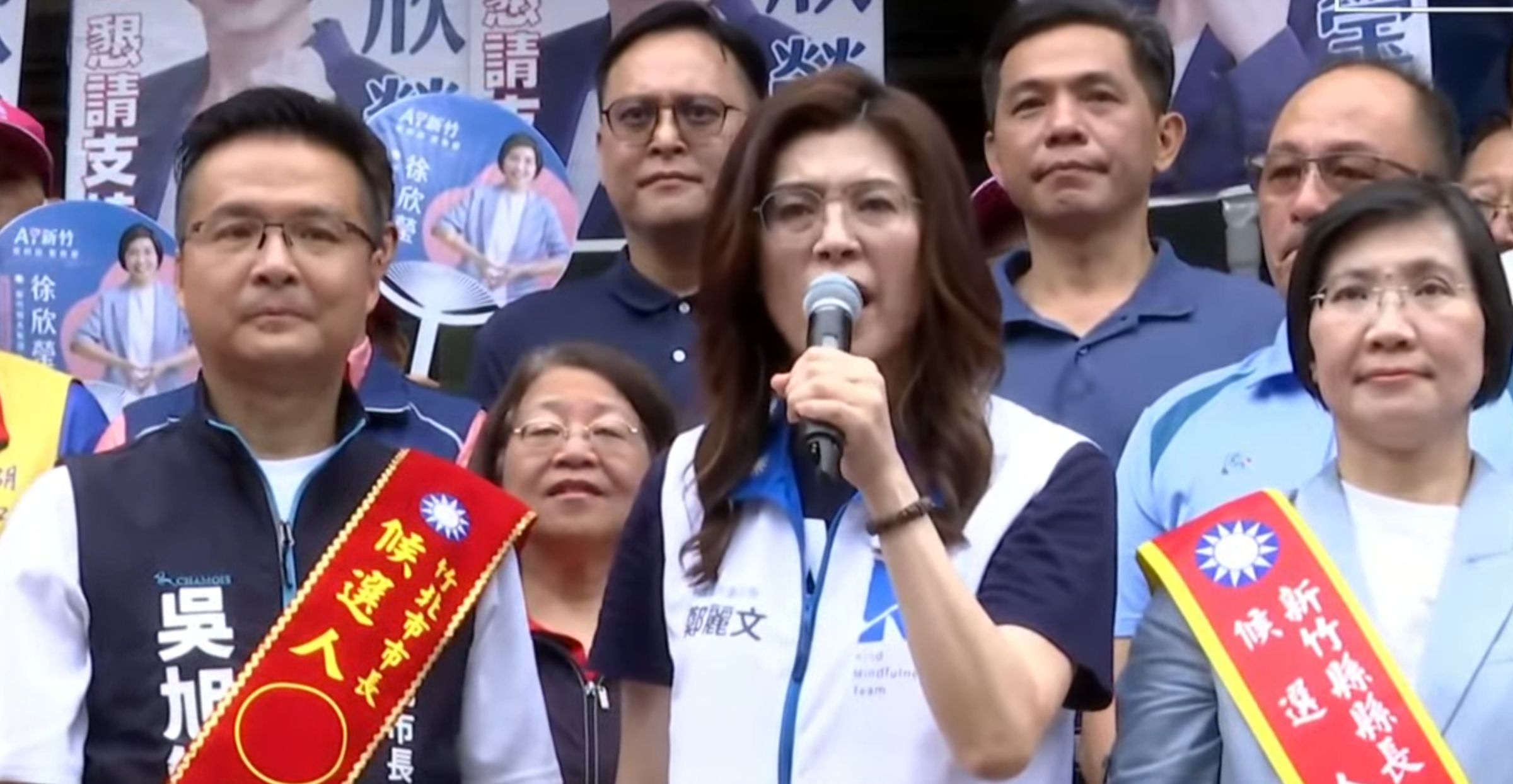 鄭麗文(前排中)今陪同吳旭智(前排左)、徐欣瑩(前排右)登記參選。(鏡新聞)