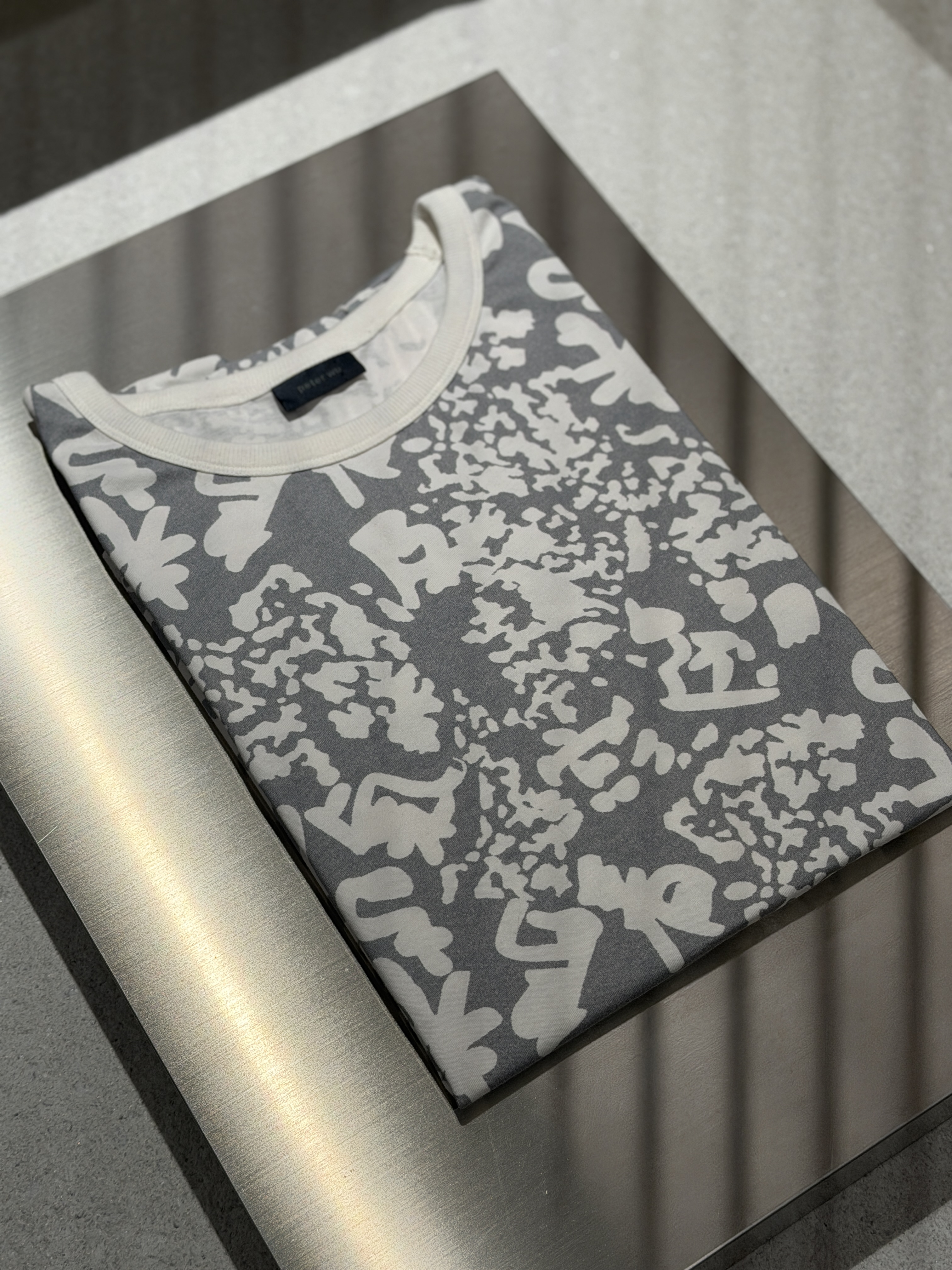 母親的手寫字跡成為Postcard T-shirt上的印花。價格店洽