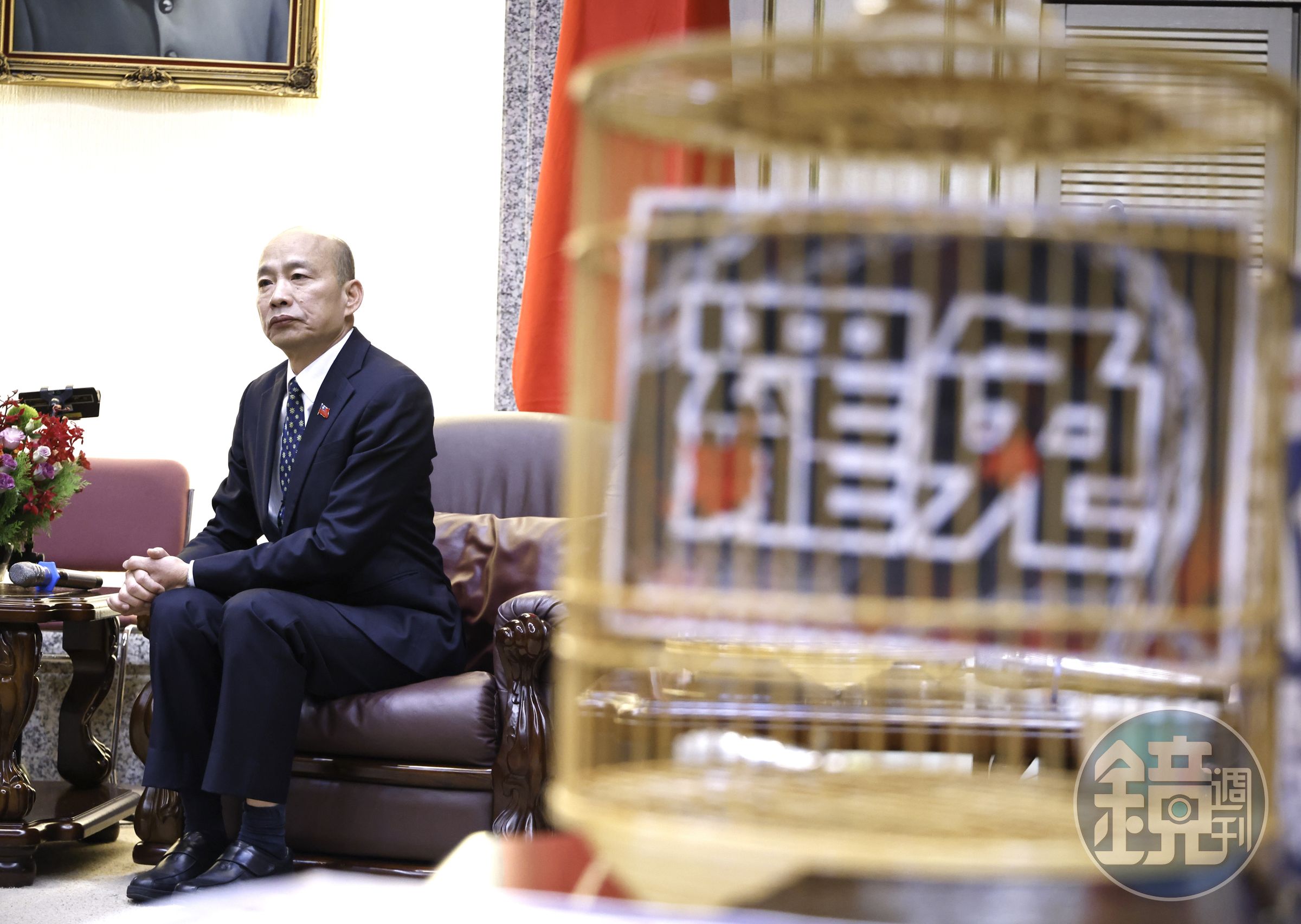 民進黨立委帶著「鳥籠罷免」來找韓國瑜抗議國民黨強行闖關修法。