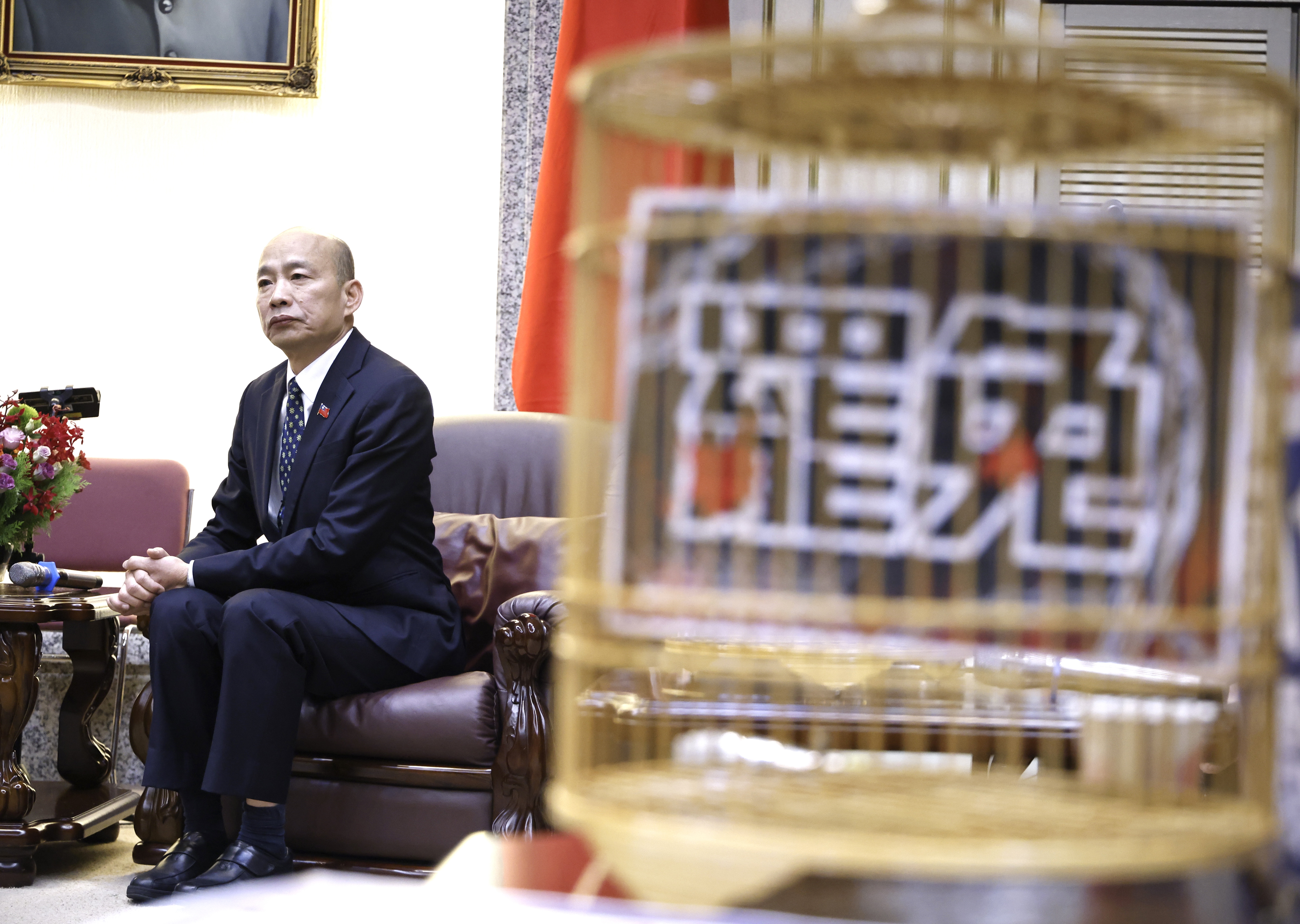 民進黨立委帶著「鳥籠罷免」來找韓國瑜抗議國民黨強行闖關修法。