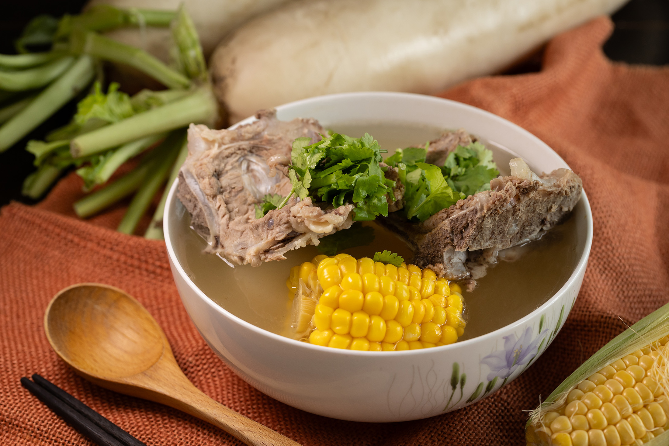 「蘿蔔排骨湯」裡有超大塊的白蘿蔔、玉米及排骨,分量十足。(60元/份)