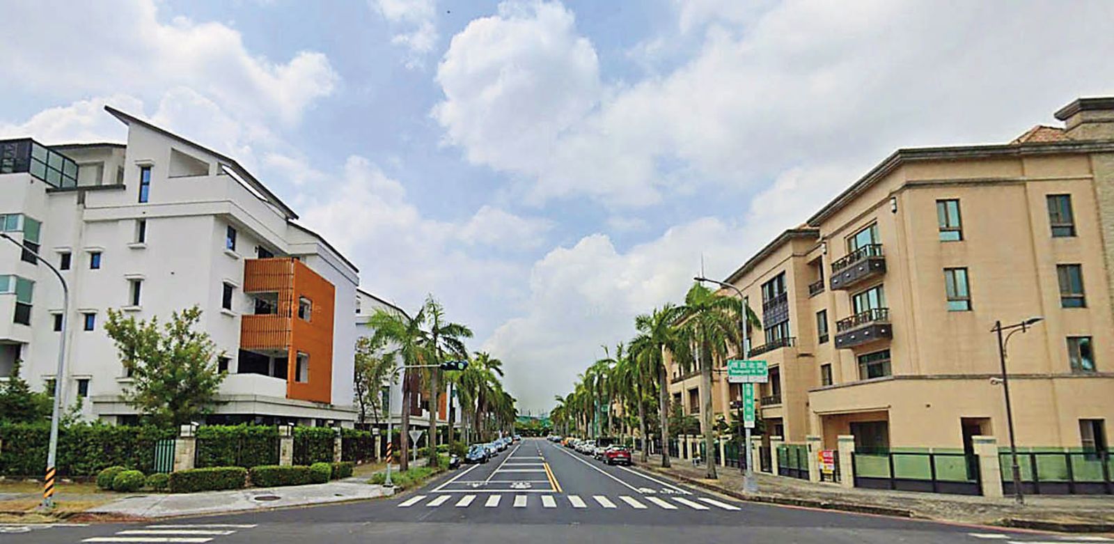 台南市「伍彩巴黎社區」是台南知名豪宅，要價近4千萬元，侯娟妃曾擁有1戶。（翻攝Google Maps）