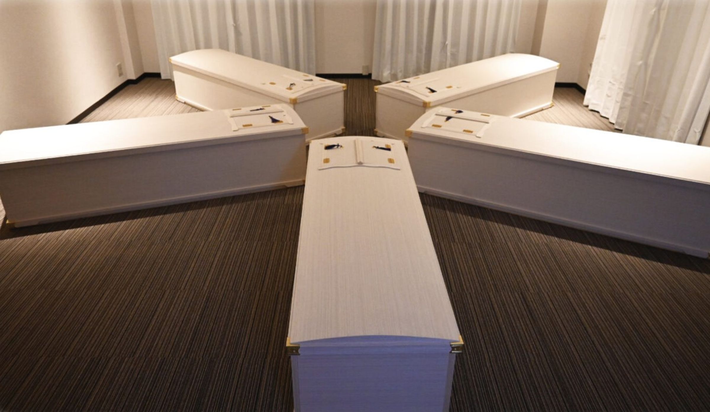 日本近來出現一股「棺材冥想（Coffin-lying）」風潮。（翻攝自瞑想空間 かんおけin官網）