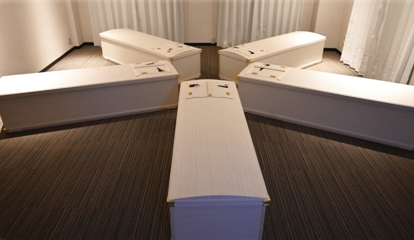 日本近來出現一股「棺材冥想(Coffin-lying)」風潮。(翻攝自瞑想空間 かんおけin官網)