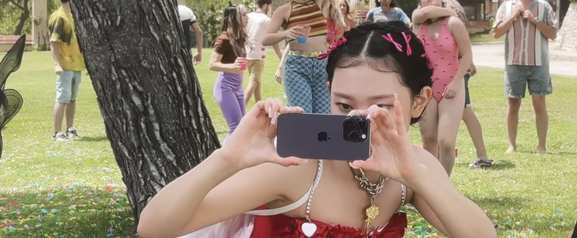 「海豚誘拐團」導演申宇錫以iPhone 14 Pro拍攝NewJeans〈ETA〉MV,後來因為在「Ban Heeso」頻道上傳導演版,被ADOR告上法院。(截圖自HYBE LABELS)