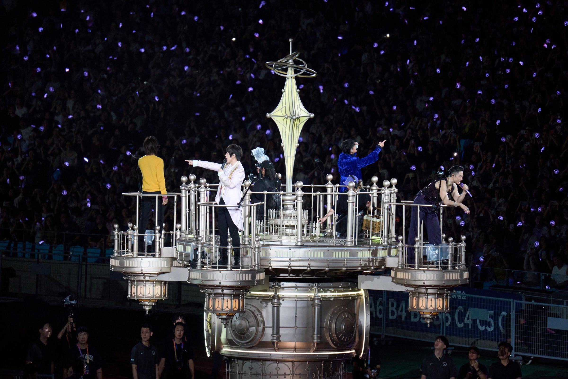「逐星號」環場登場,四人一路移動與歌迷近距離互動,場館瞬間化身閃耀的恆星之城。(相信音樂提供)