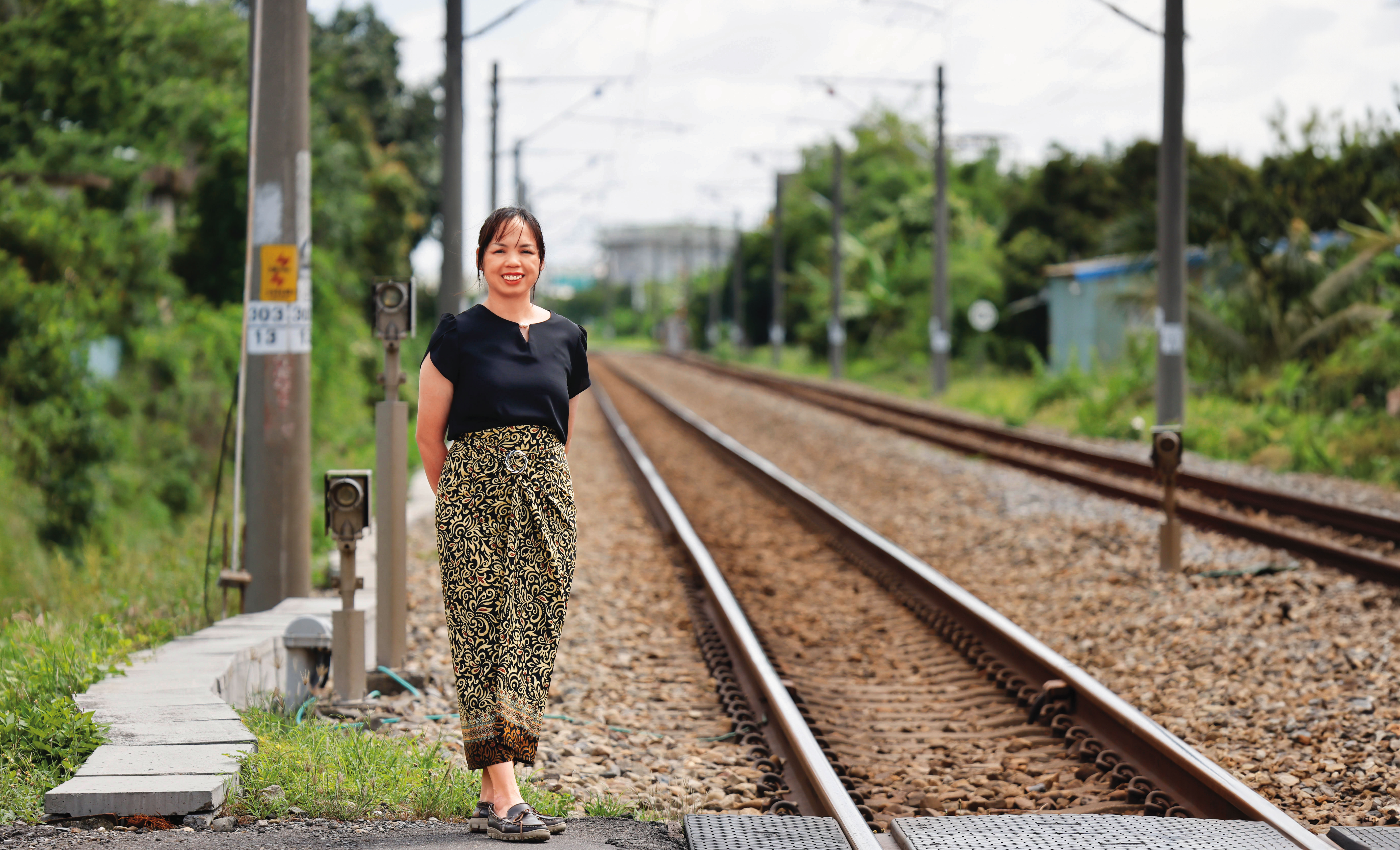 當年二十多歲的陳業芳不甘一輩子待在印尼鄉下，卻也不願當「印尼新娘」嫁來台灣，她來台打工，一路從移工、縣府約聘公務員，如今是通譯兼作家。