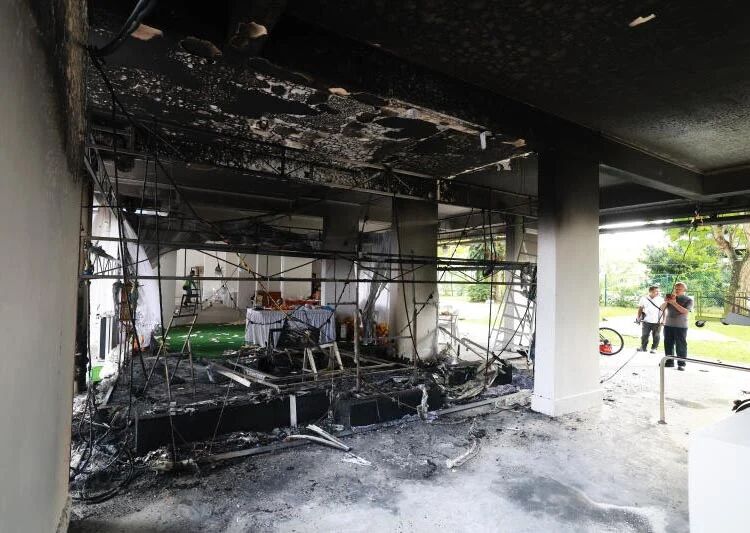 新加坡一處組屋底層靈堂在出殯後離奇失火，現場一片狼藉，鐵架與天花板嚴重熏黑。（翻攝自中國報）