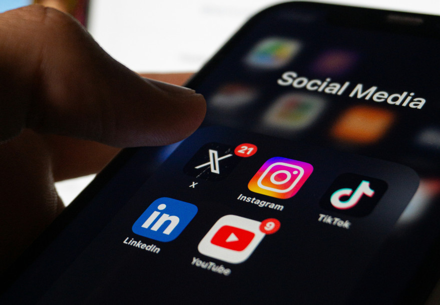 社群平台X祭出新功能，公布每個帳號的連線位置，意在打擊假帳號。（示意圖，unsplash）