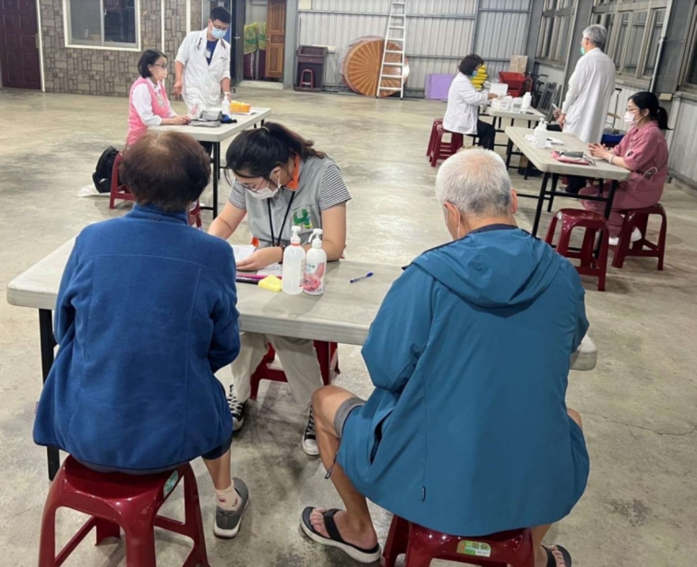 北市立聯合醫院陽明院區醫療團隊於11日晚間前往溪山里里辦公處設置臨時醫療站。（北市衛生局提供）