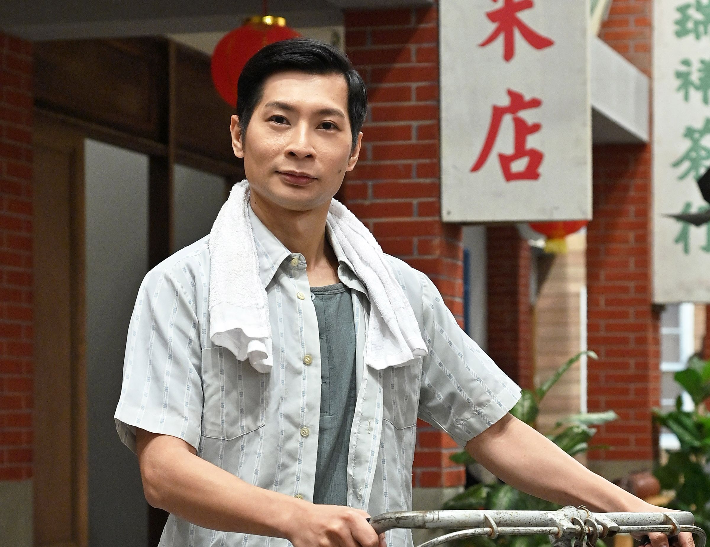 黃逸祥扮演米頭，角色猶如社區八卦站。（台視）