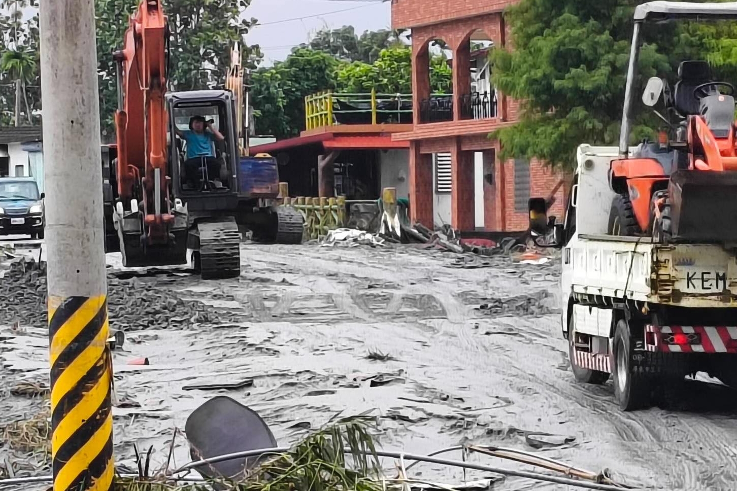 花蓮光復鄉災情慘重，滿地淤泥。（翻攝畫面）