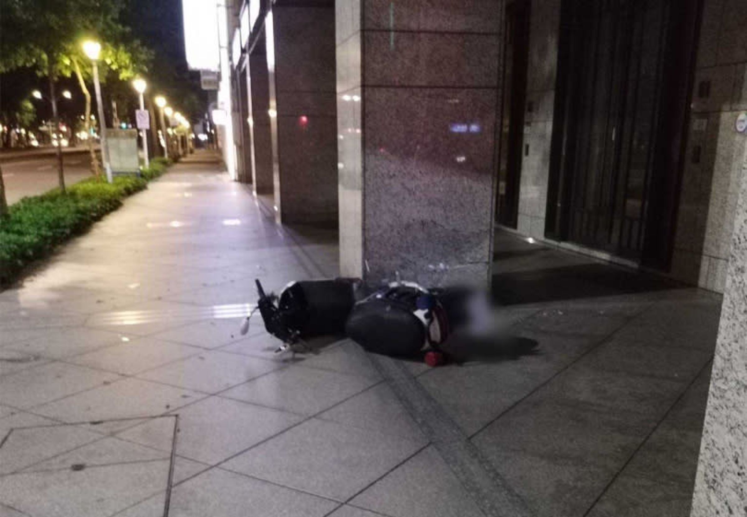 北市中山一派出所一名員警今日凌晨騎車執勤時,遭到轎車撞飛。(翻攝畫面)