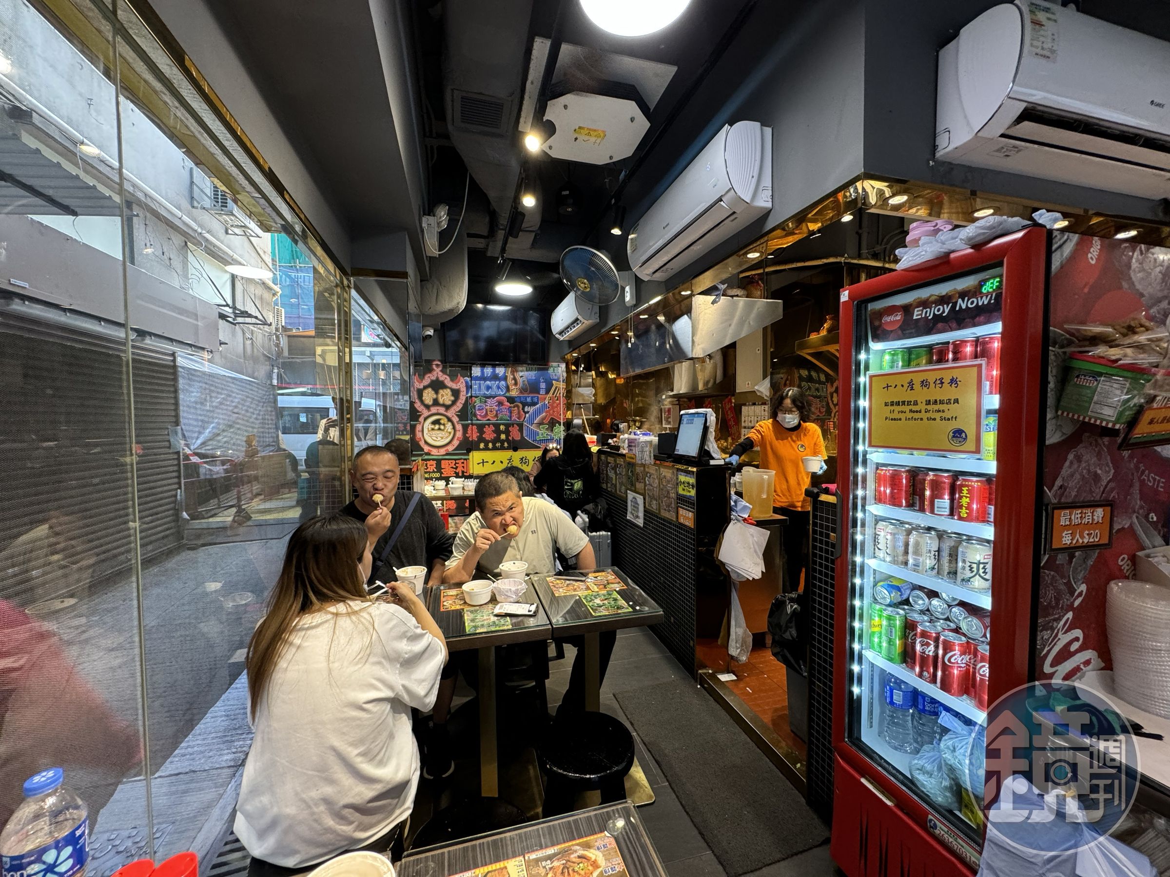 在香港各地都有分店的「十八座狗仔粉」,不拘時段,隨時都有人在享用狗仔粉。