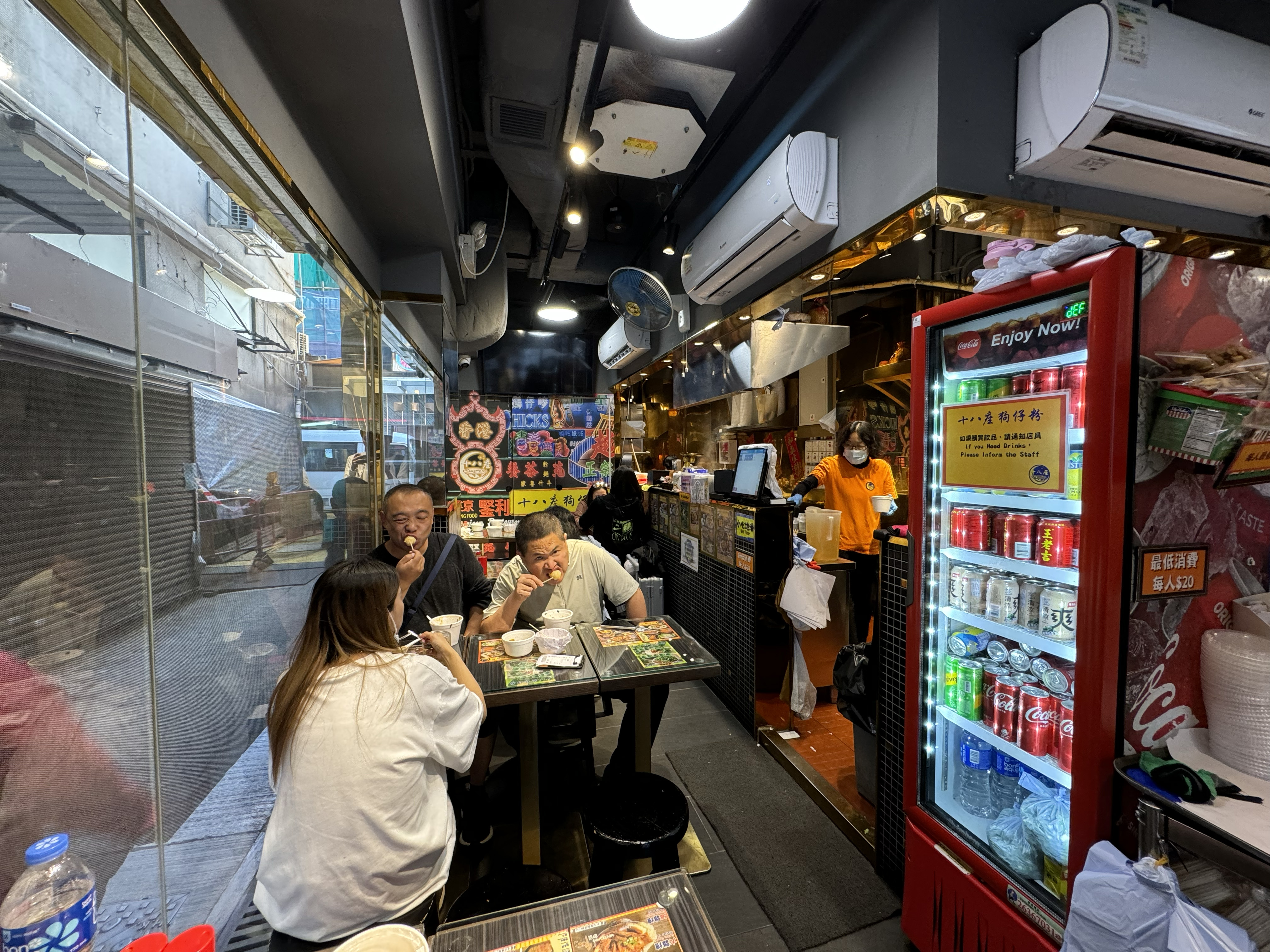 在香港各地都有分店的「十八座狗仔粉」，不拘時段，隨時都有人在享用狗仔粉。