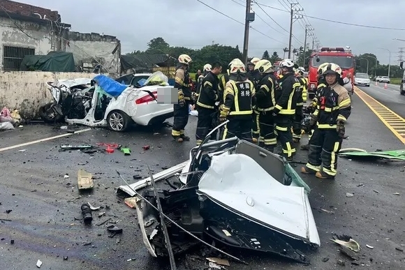 桃園市新屋區中山西路二段今中午發生重大死亡車禍。（楊梅警分局提供）