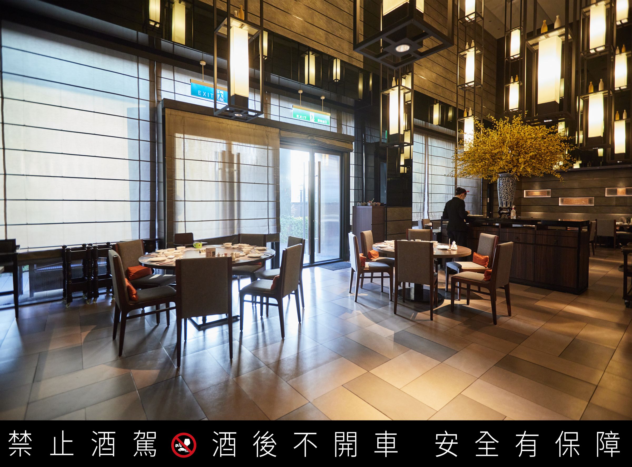 漢來名人坊台中店位於新光三越台中中港店4樓，店內低調奢華的時尚氛圍是台中宴客、聚餐的人氣名店。