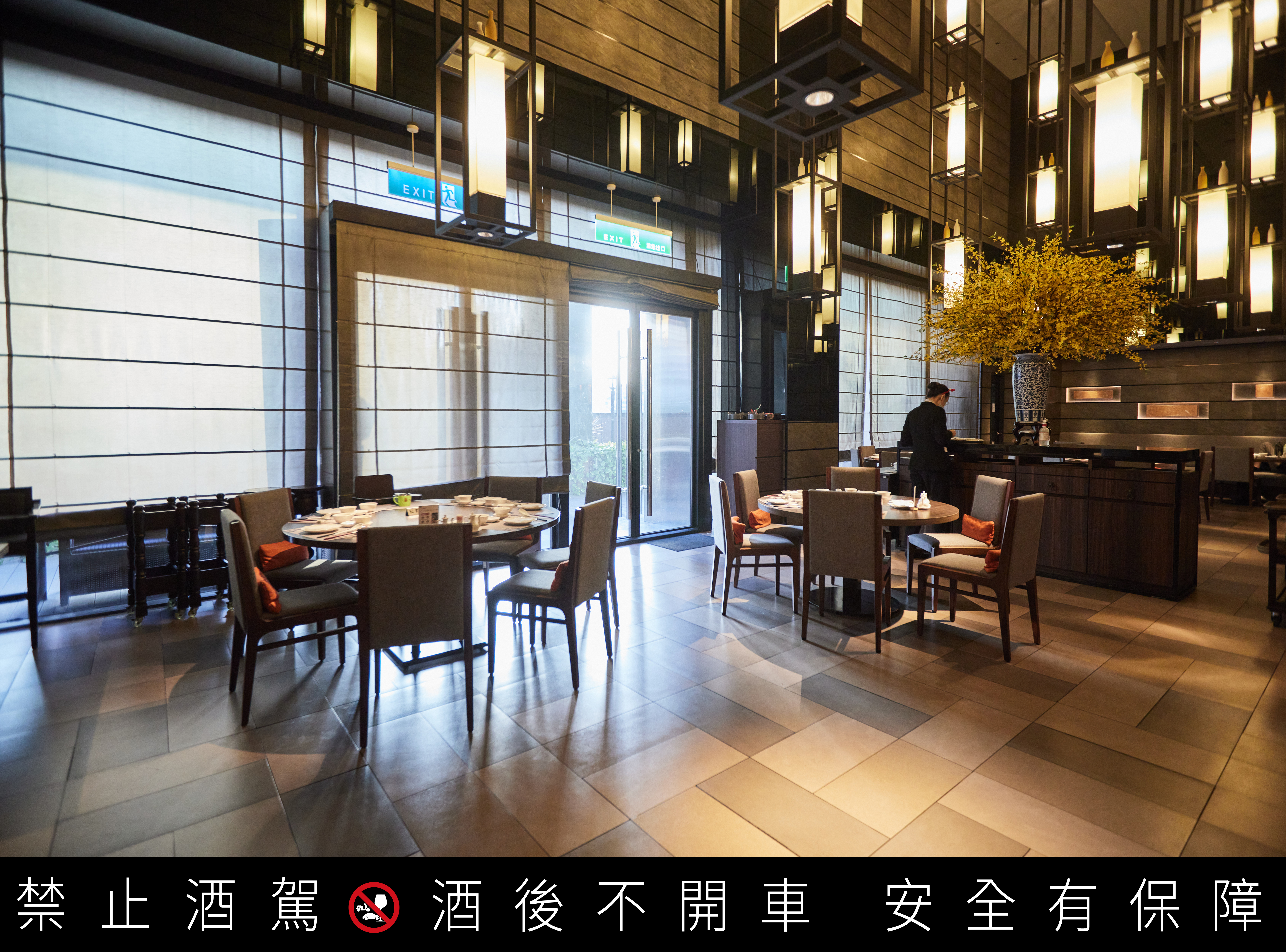 漢來名人坊台中店位於新光三越台中中港店4樓，店內低調奢華的時尚氛圍是台中宴客、聚餐的人氣名店。