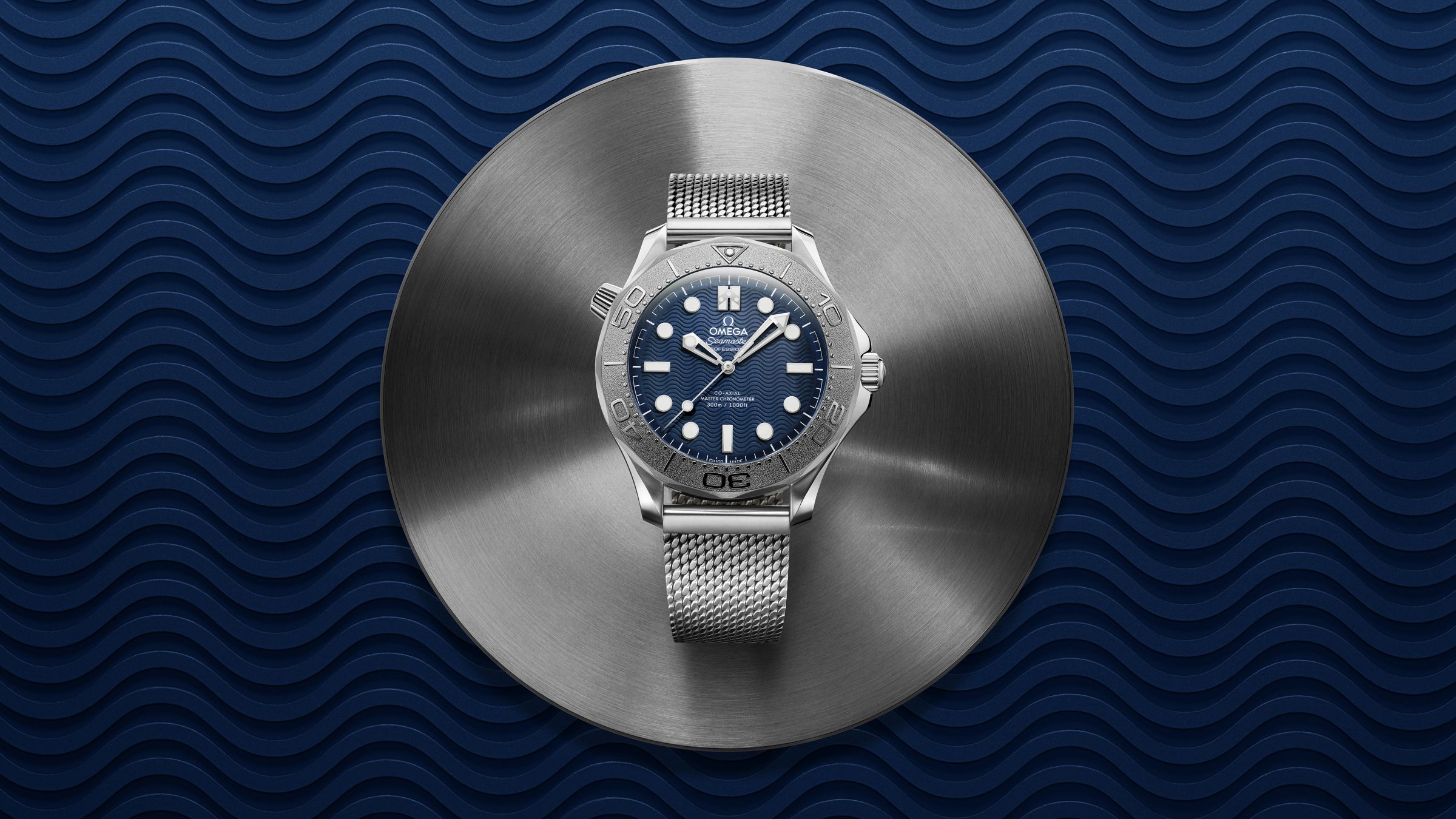 不讓反派專美於前,同步推出的Seamaster Diver 300M James Bond限定版採用007經典的深藍色面盤搭配雷射鐫刻波浪紋。