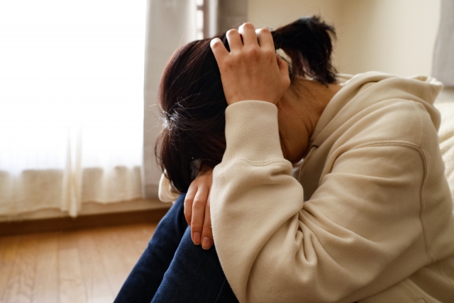 一名身障男子經濟困頓提告要求子女履行扶養義務,苦命前妻在法庭上述說遭對方家暴、羞辱的血淚婚姻。(示意圖,photoAC)