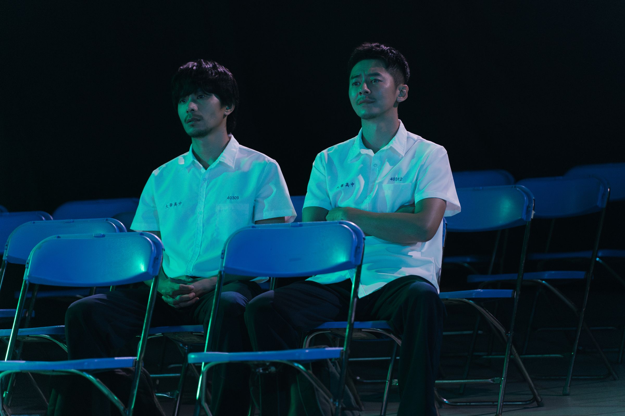 李國毅（右）與姚淳耀在劇中穿著高中制服上演「時空錯位」同框戲碼，強烈的物是人非感令人無比唏噓。瀚草影視