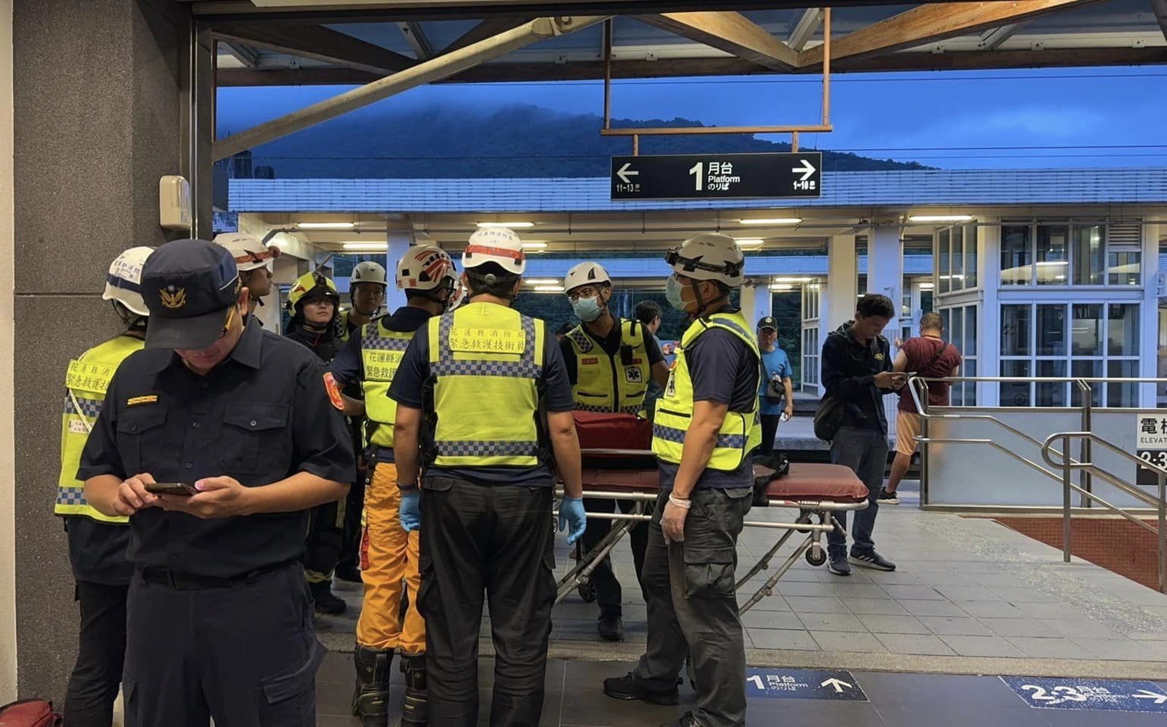 出軌意外造成9人受傷，分別被送往不同醫院就醫。（翻攝自傅崐萁臉書）