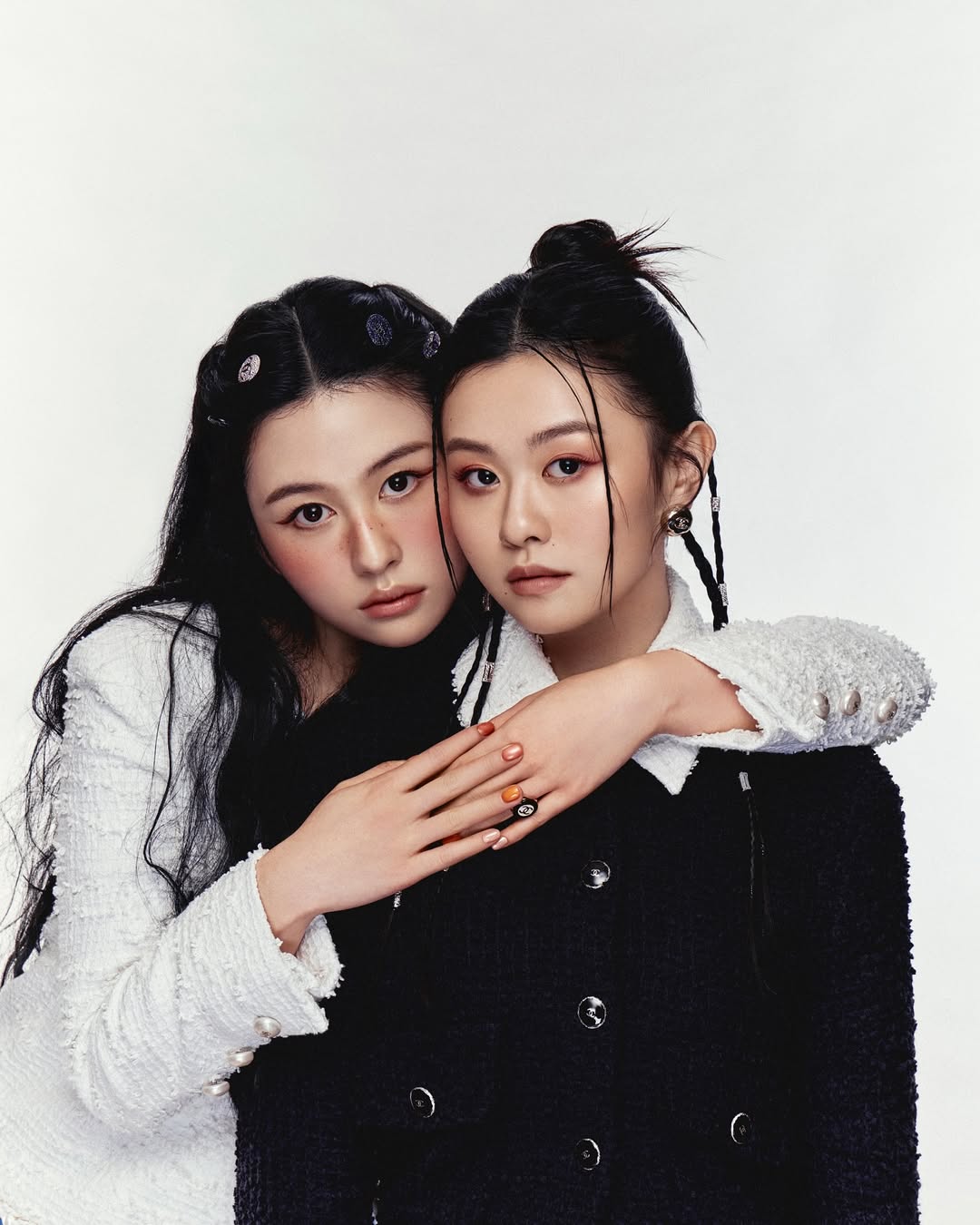 沈月（左）和沈日（右）姊妹感情緊密。（翻攝yuetyuetxx IG）