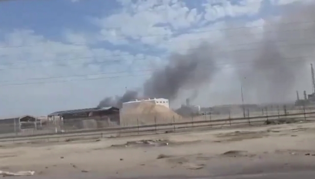 科威特舒艾巴港臨時作戰中心遭襲後冒煙，6名美軍陣亡、18人受傷，軍方正進行遺體搜尋。（翻攝自X）