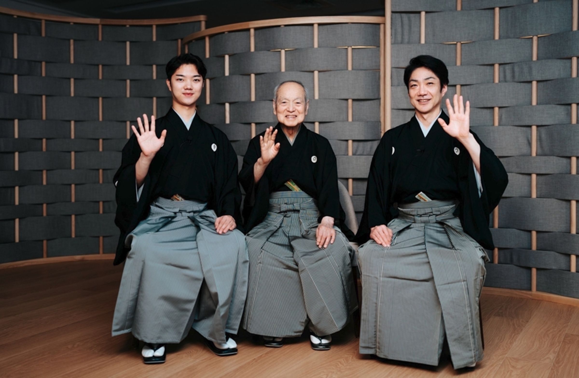 狂言世家野村祖孫身著紋付羽織袴,三代同堂在演出前出席記者會。 (衛武營國家文藝中心提供)