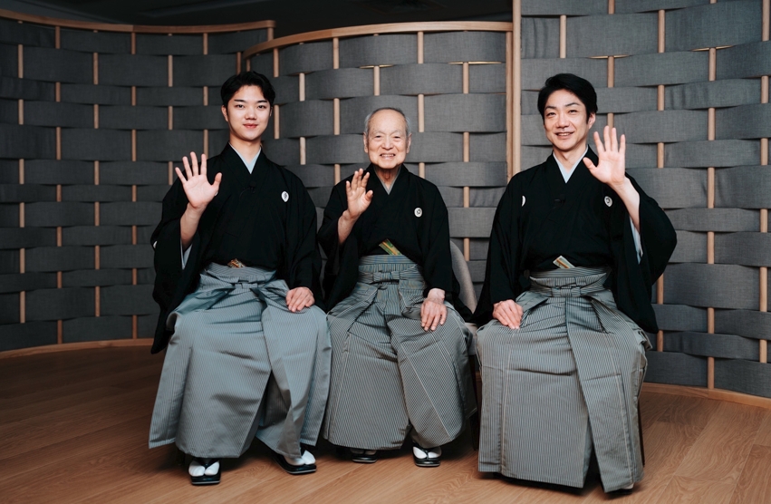 狂言世家野村祖孫身著紋付羽織袴，三代同堂在演出前出席記者會。 （衛武營國家文藝中心提供）