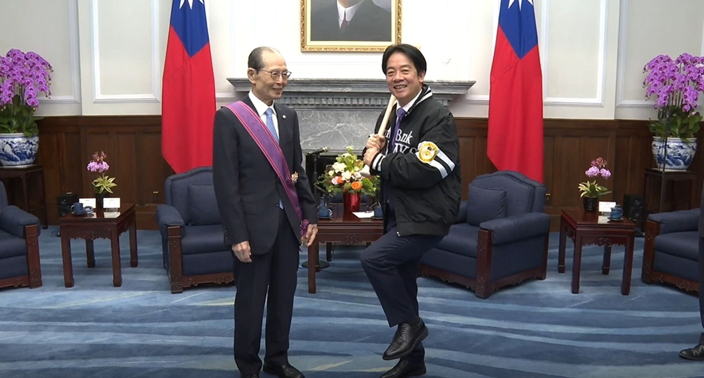 賴清德贈勳「世界全壘打王」王貞治。（總統府提供）