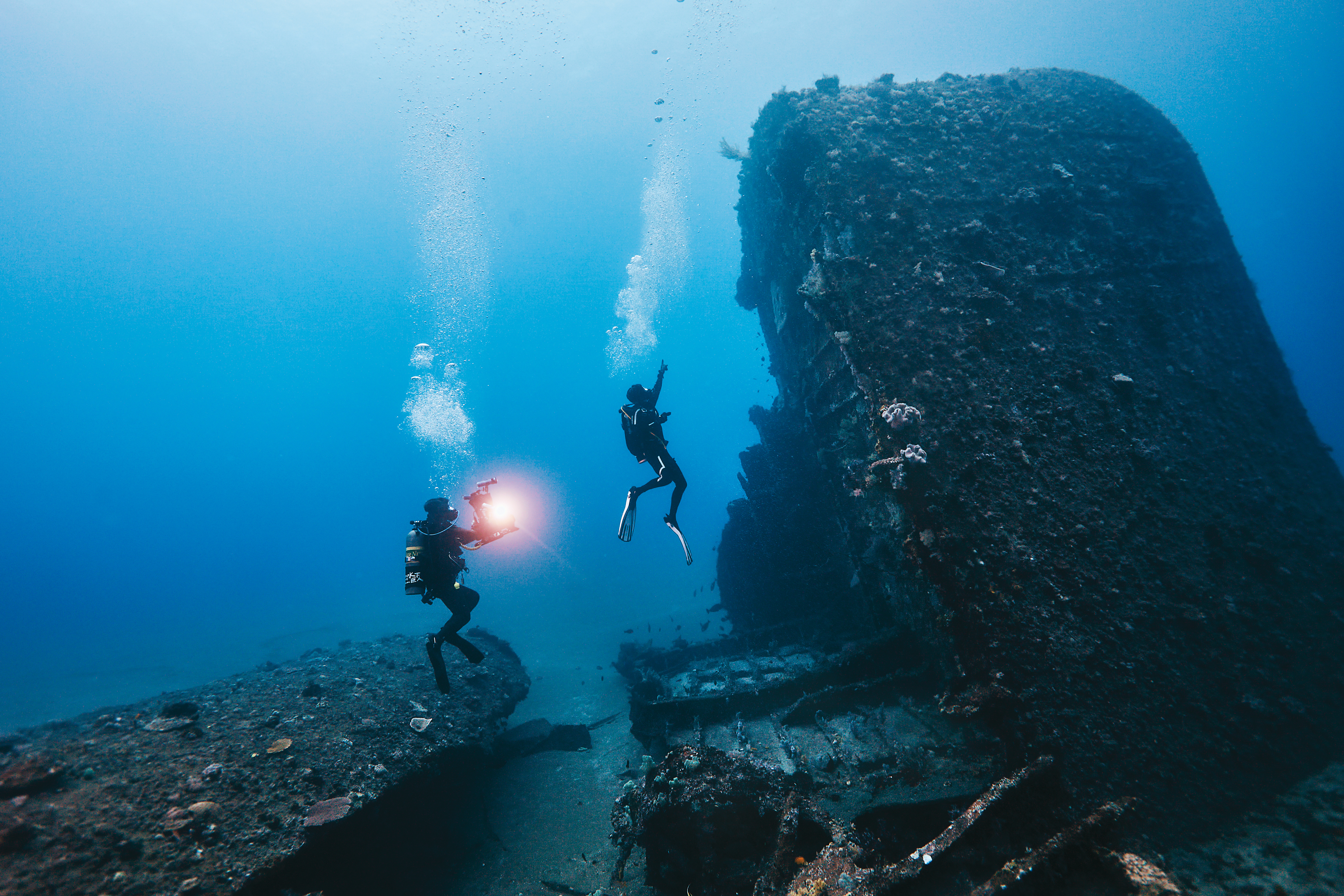 蘭嶼八代灣沉船有最繽紛沉船美譽，船體被藻類及珊瑚覆蓋。（公視提供）
