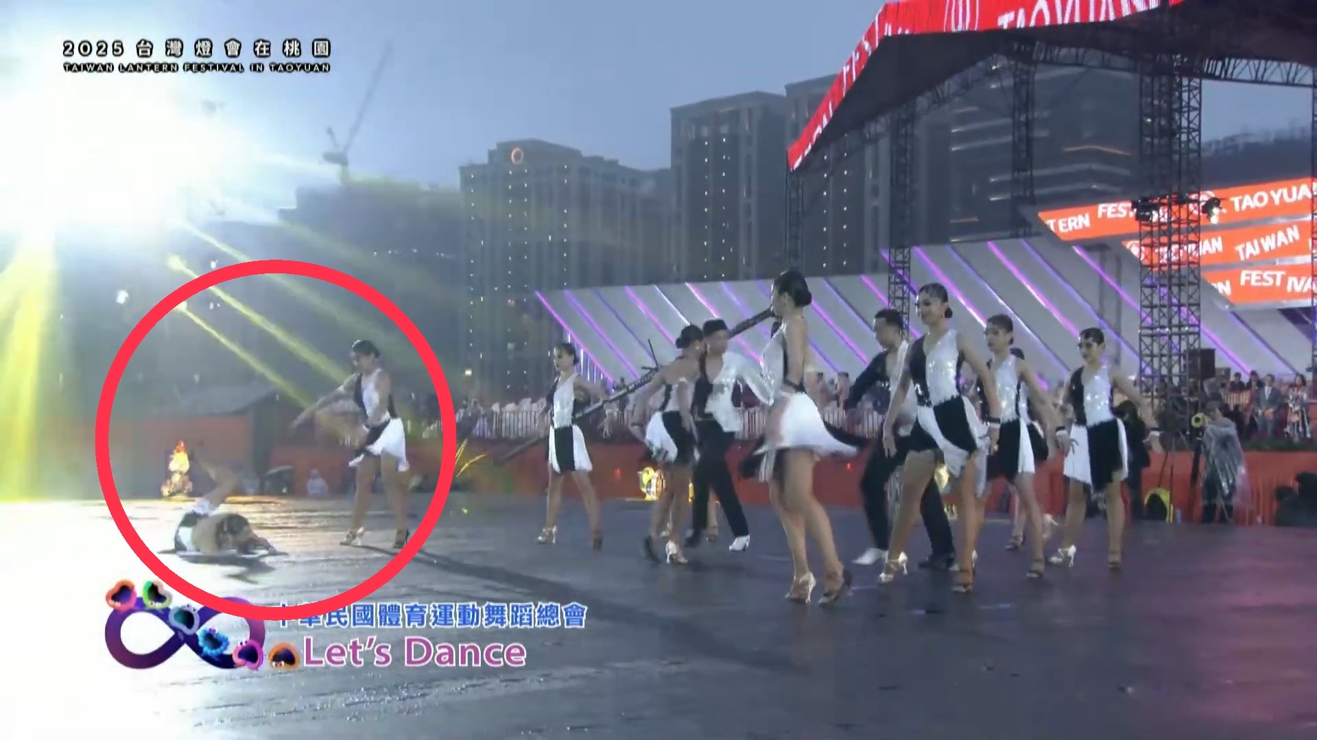 桃園燈會在青埔展區開幕，但昨因下雨關係舞台濕滑，表演的舞者慘摔多次。（翻攝自桃園事YouTube頻道）