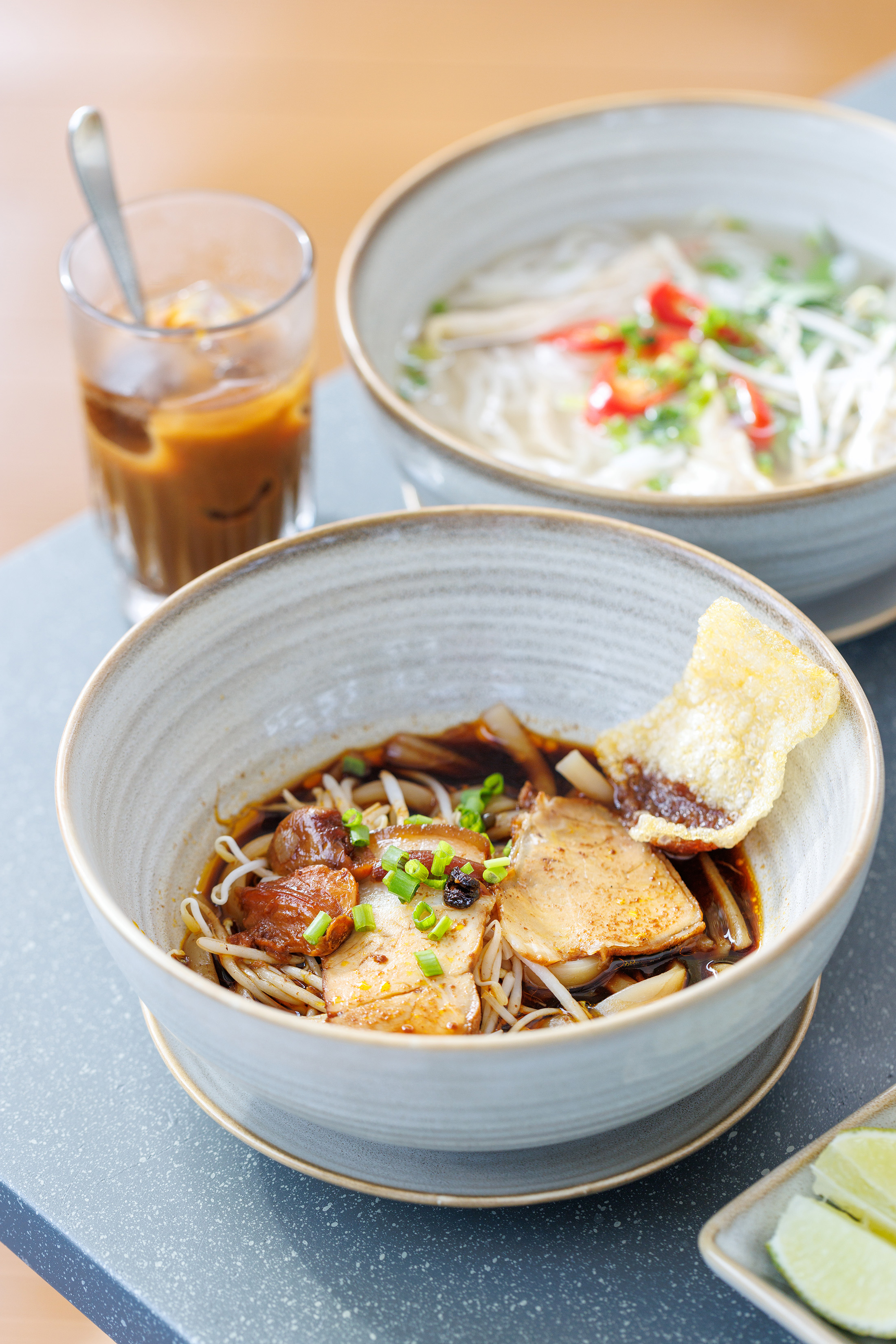 飯店的自助早餐可以品嘗到醬汁濃厚、麵條Q彈的會安高樓麵。