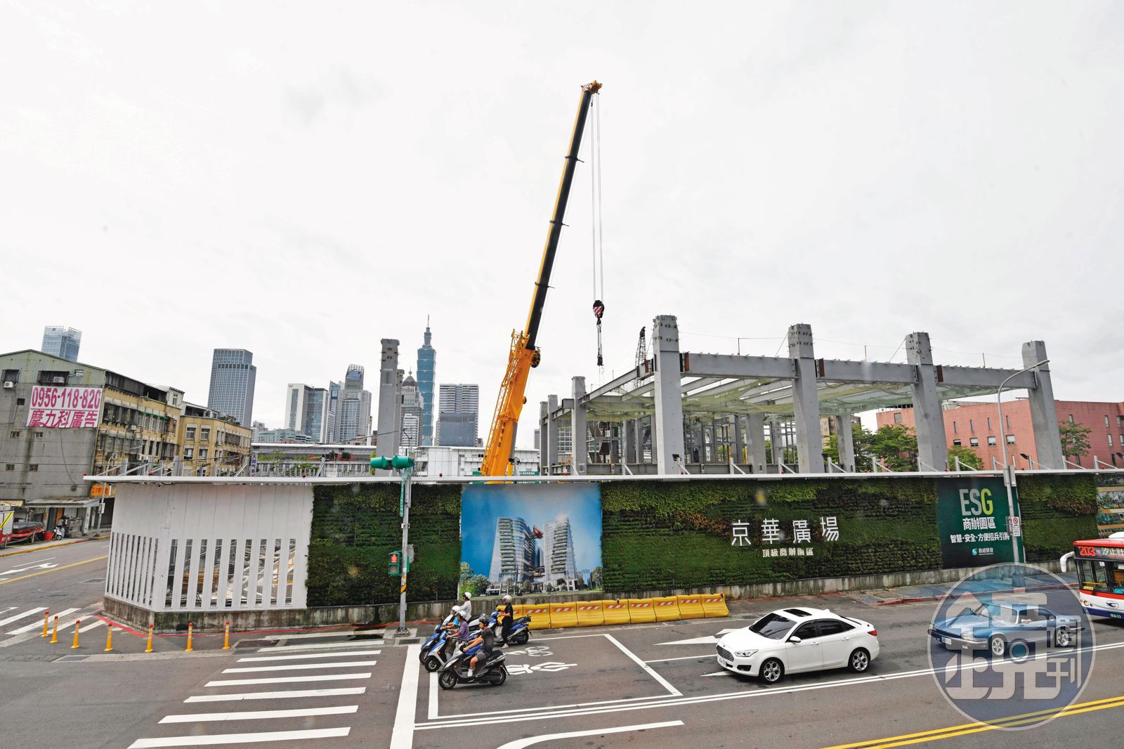 京華城拆掉後準備改建成豪華商辦，因容積率大增，估計可替威京集團賺進上百億元