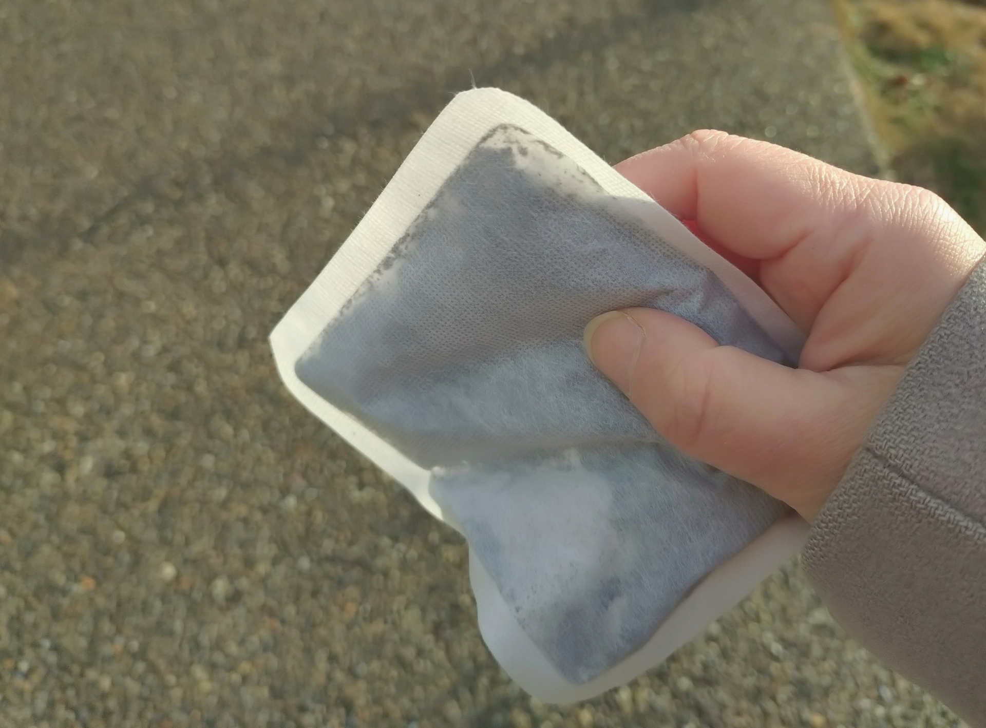 一名女子手握式暖暖包夾在乳溝內上班，放置長達9小時，醫師檢查後確認為淺二級燙傷。（翻攝自photo-ac）