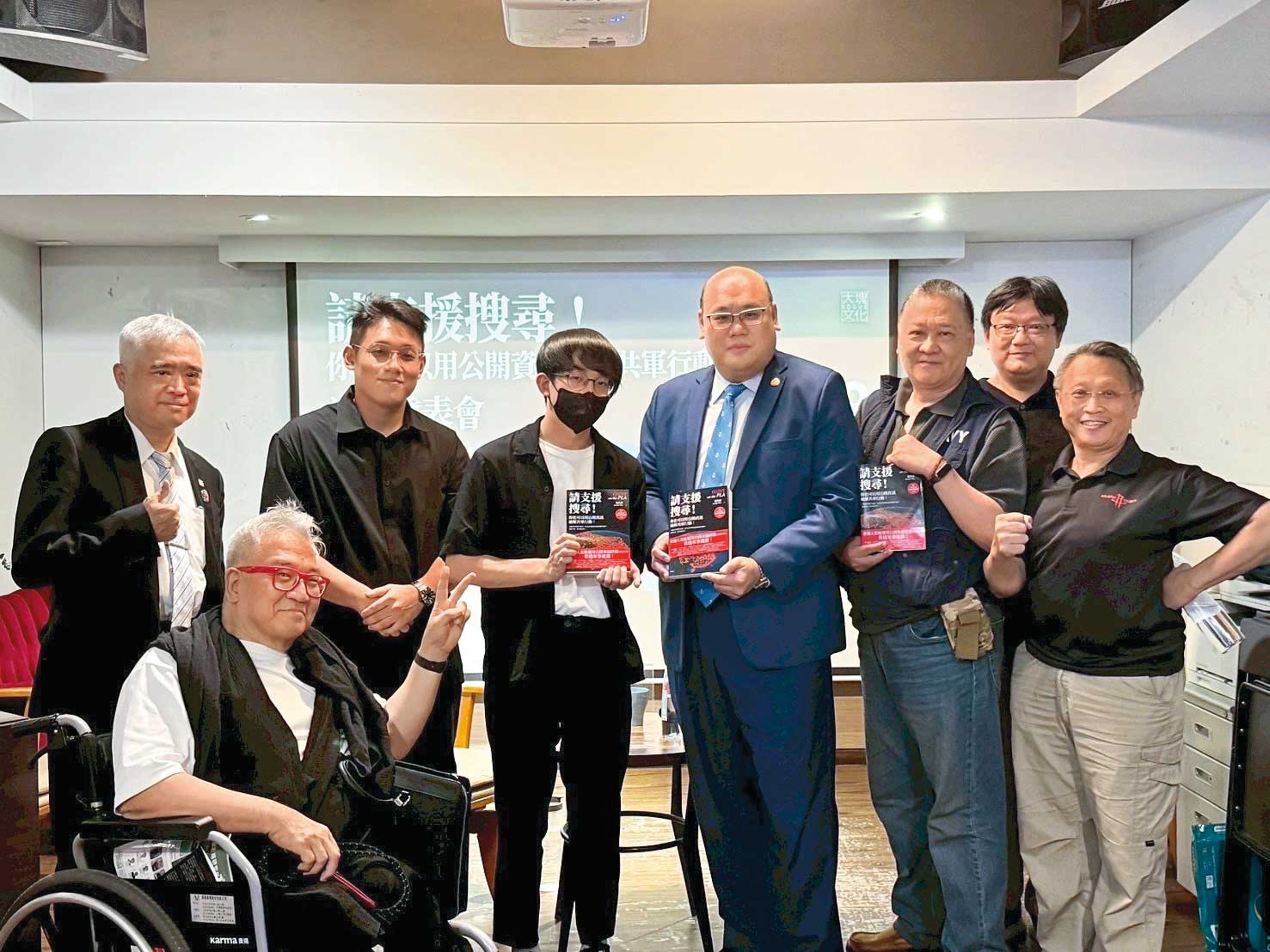 出版人郝明義替溫約瑟出版的《請支援搜尋》，在台北國際書展時不約而同成為總統賴清德、副總統蕭美琴的書單。（翻攝自郝明義Rex How臉書）