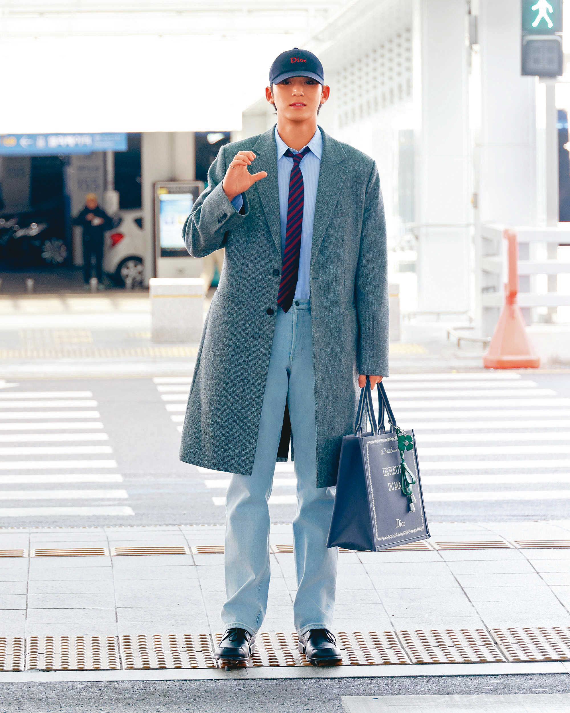 韓國男團SEVENTEEN成員金珉奎，拎著新款Book Tote走跳街頭，令人怦然心動。（Dior提供）