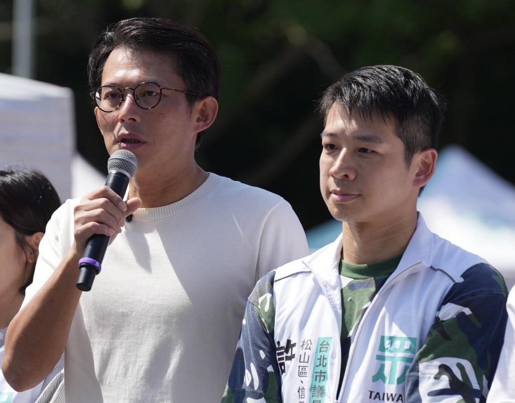 許甫則質疑，政府將「仰人鼻息」的低調行程包裝成外交突破，不過是阿Q式的精神勝利法，還稱執政者不應將失準都推給「中共打壓」。（翻攝自臉書@許甫）