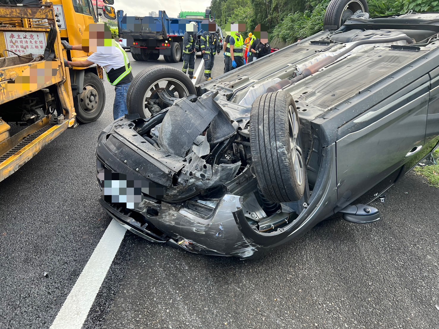 半聯結車因變換車道不慎，撞上轎車導致轎車翻覆。（翻攝畫面）