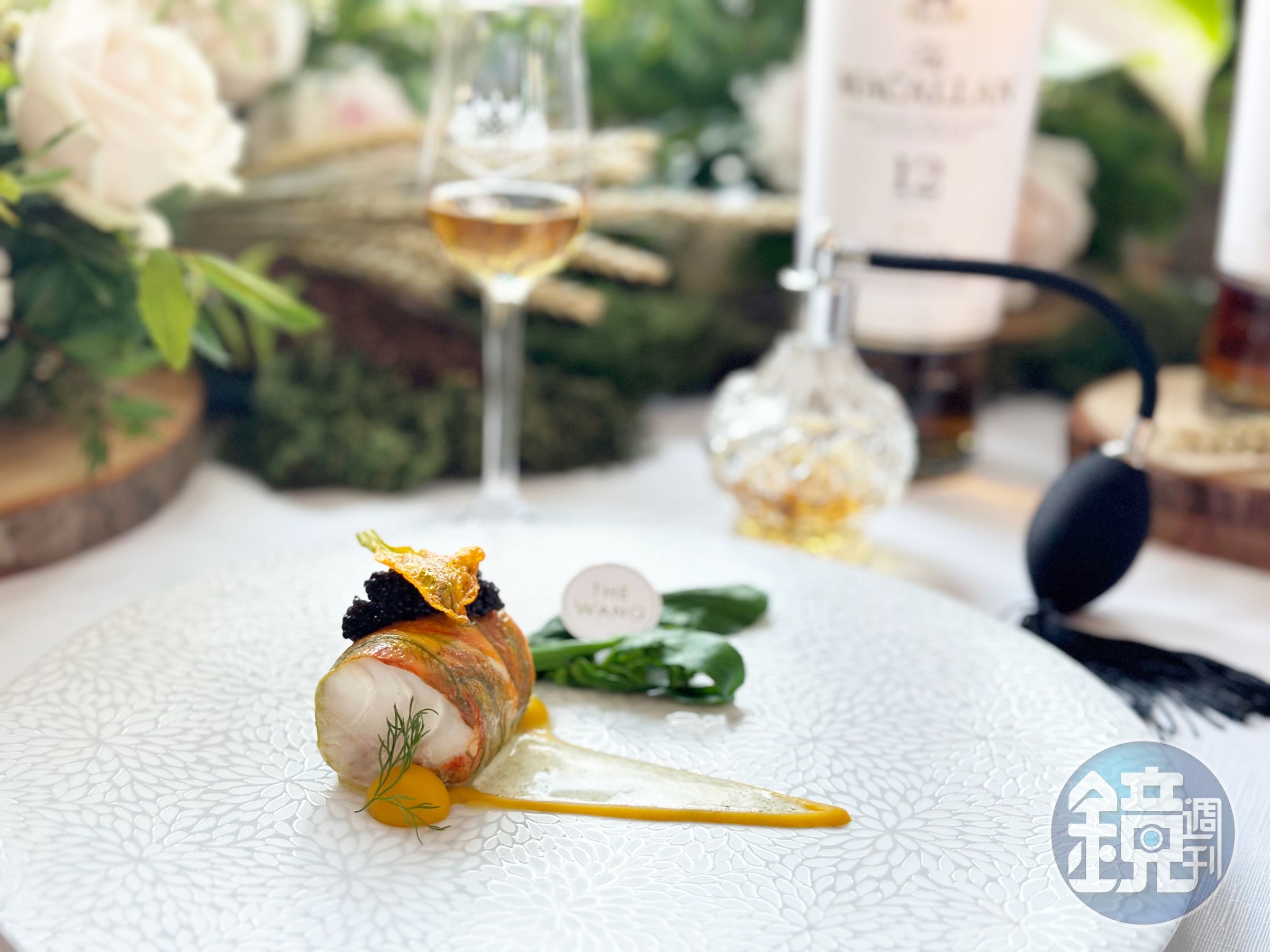 「麥卡倫季節鮮魚/榛果奶醬」炸得酥脆的櫛瓜花超級好吃,餐酒建議搭配「麥卡倫雙雪莉桶12年單一麥芽威士忌」。