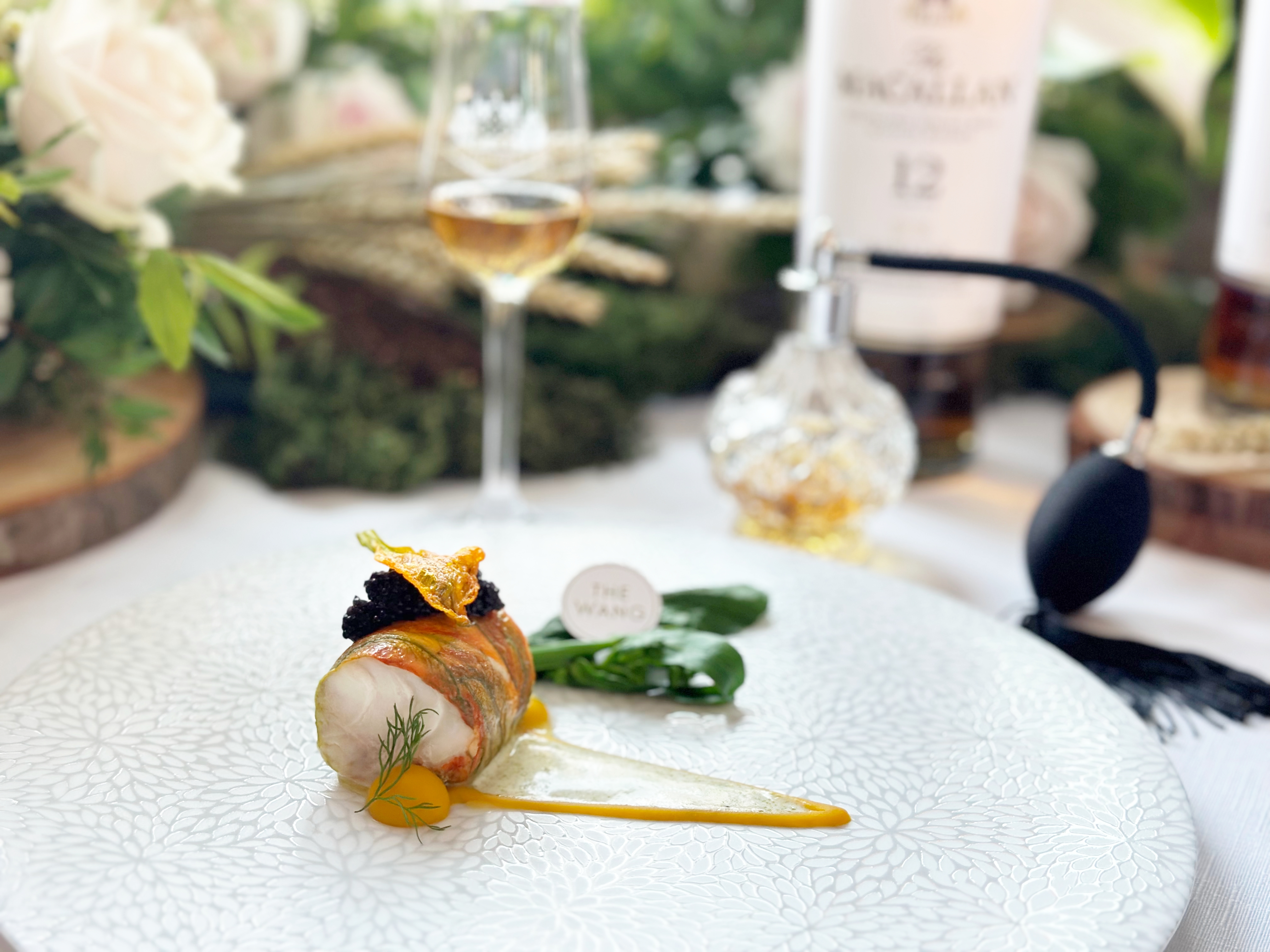 「麥卡倫季節鮮魚／榛果奶醬」炸得酥脆的櫛瓜花超級好吃，餐酒建議搭配「麥卡倫雙雪莉桶12年單一麥芽威士忌」。