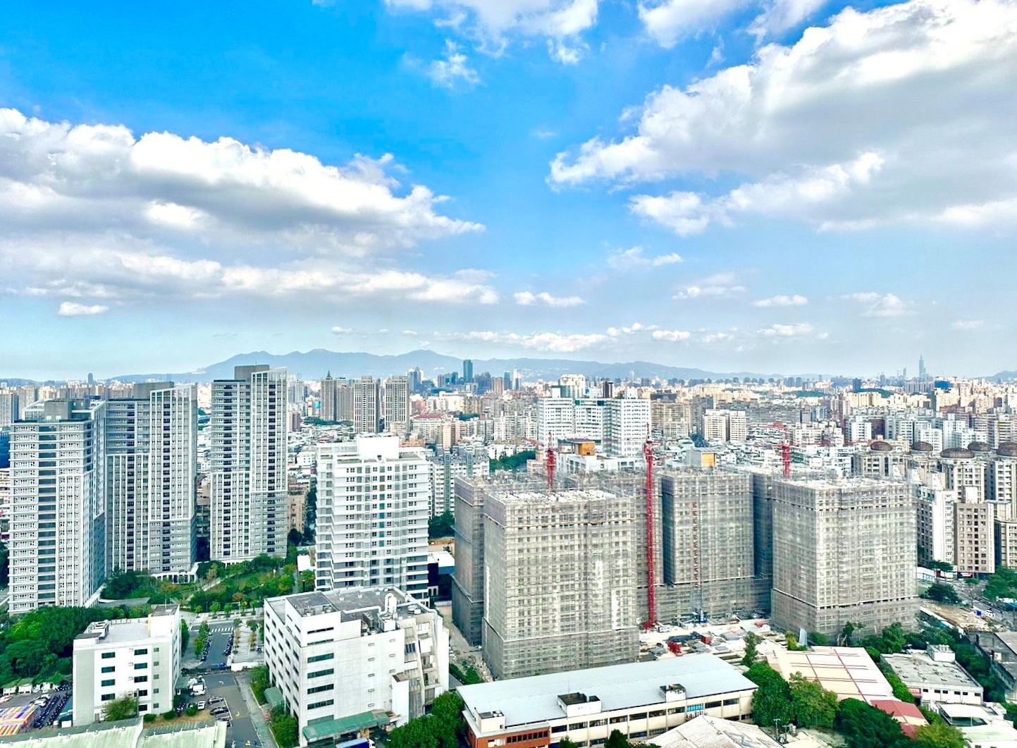 永慶房屋提醒,預售屋、中古屋購買注意事項不同,購屋族應針對物件特性仔細驗收,透過制度保障以確保交易安全。(永慶房產集團提供)