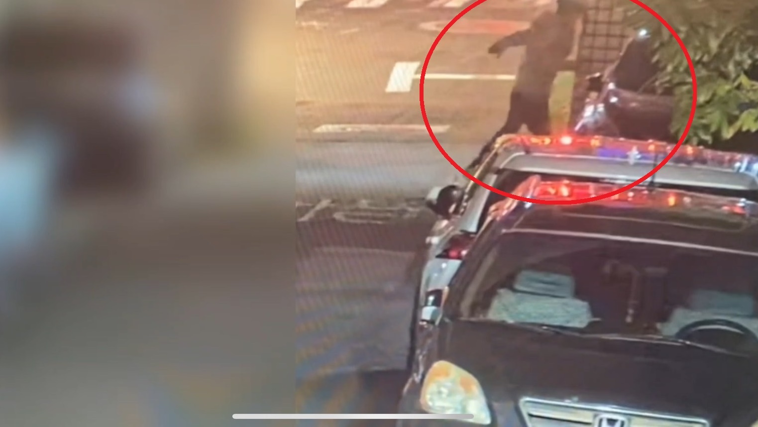 監視器拍下許男暗夜拿甩棍砸車畫面。（翻攝畫面）