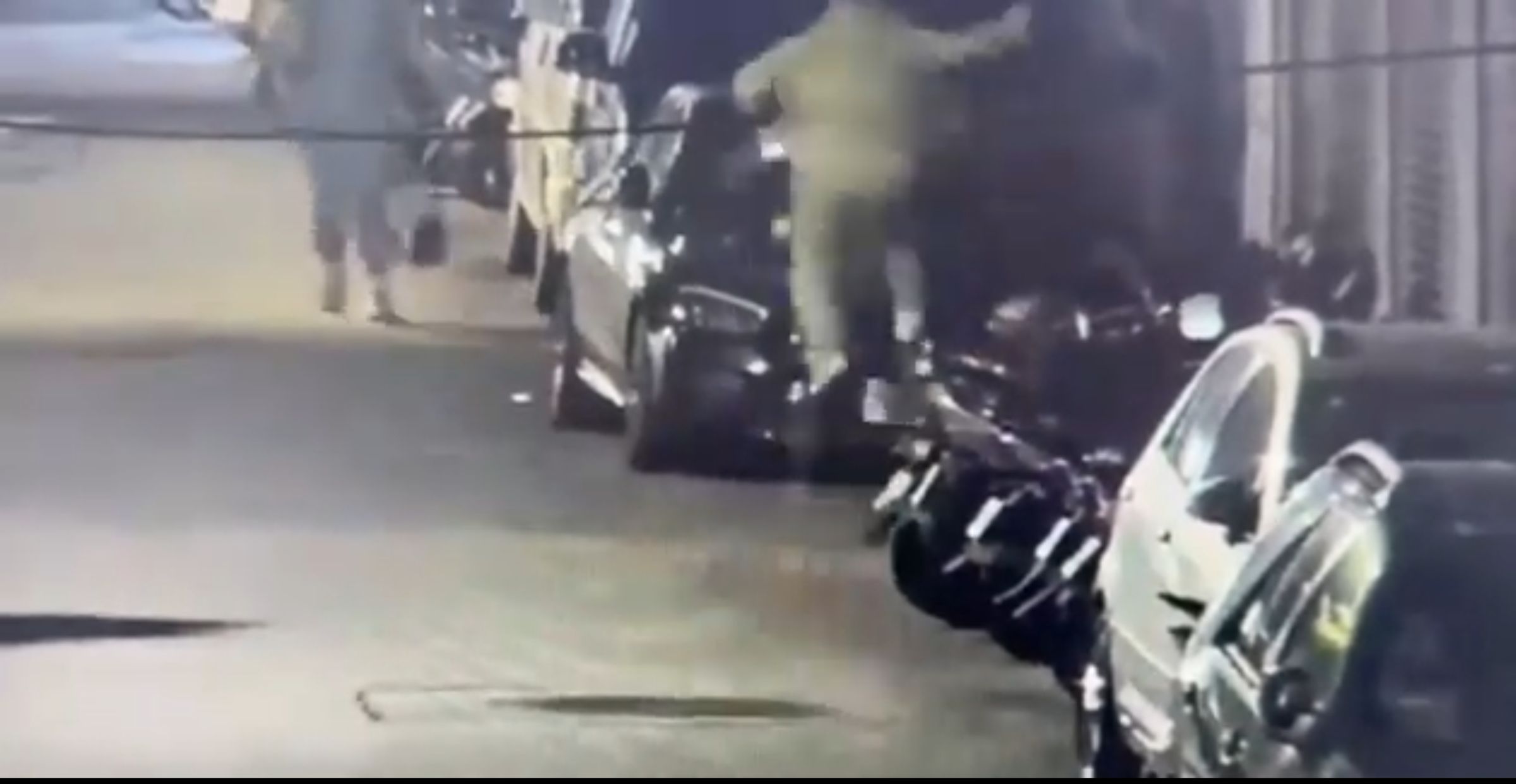 儘管已77歲,柯一正身手仍十分靈活矯健,一下就跳上人家車子的引擎蓋。(翻攝畫面)